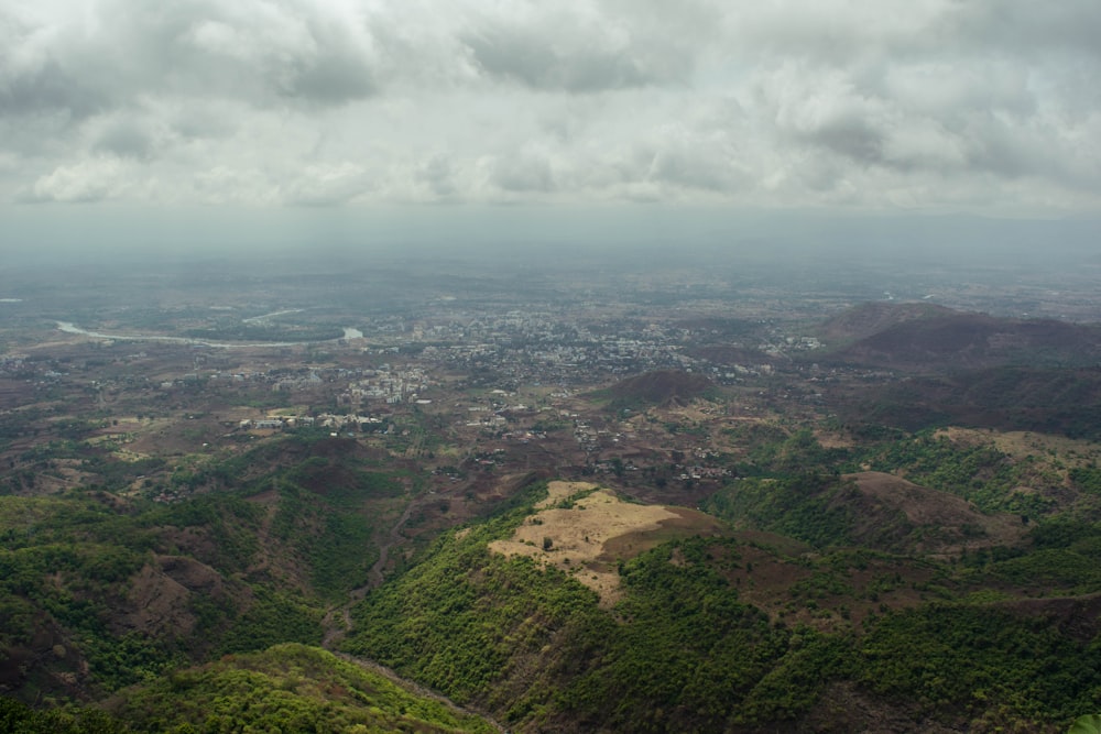 uma paisagem com colinas e árvores