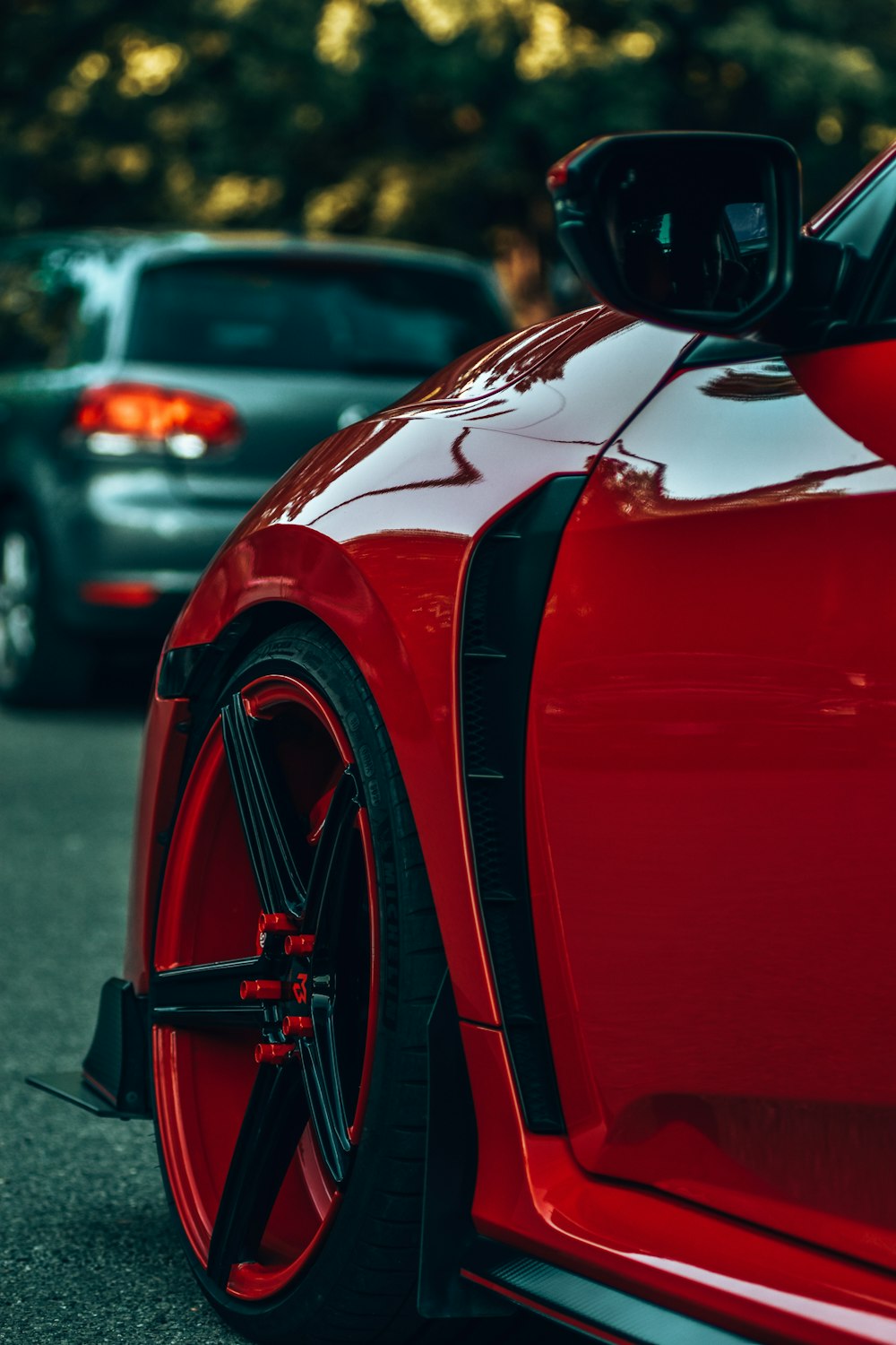 um carro vermelho com um aro preto