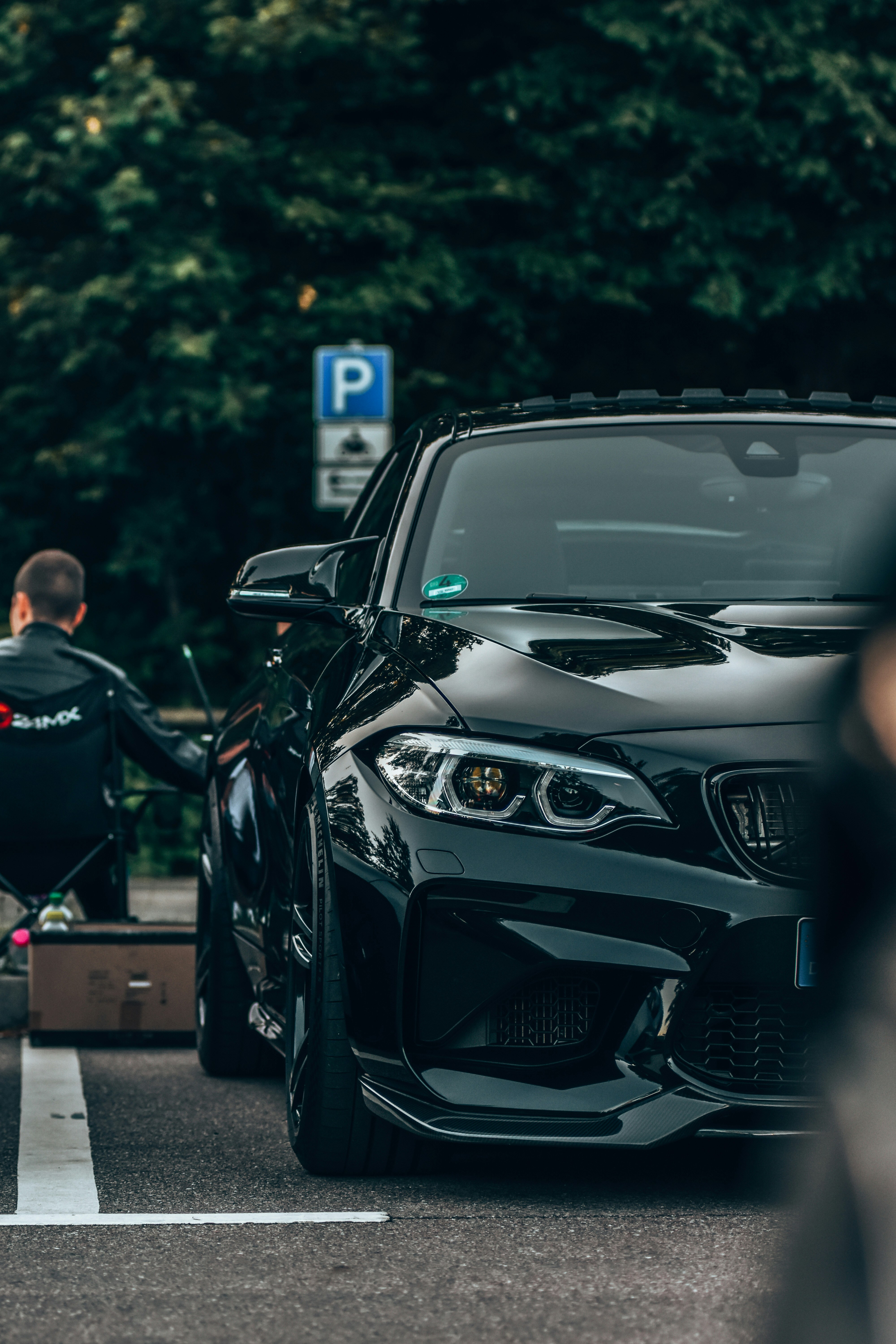 une voiture garée dans un parking