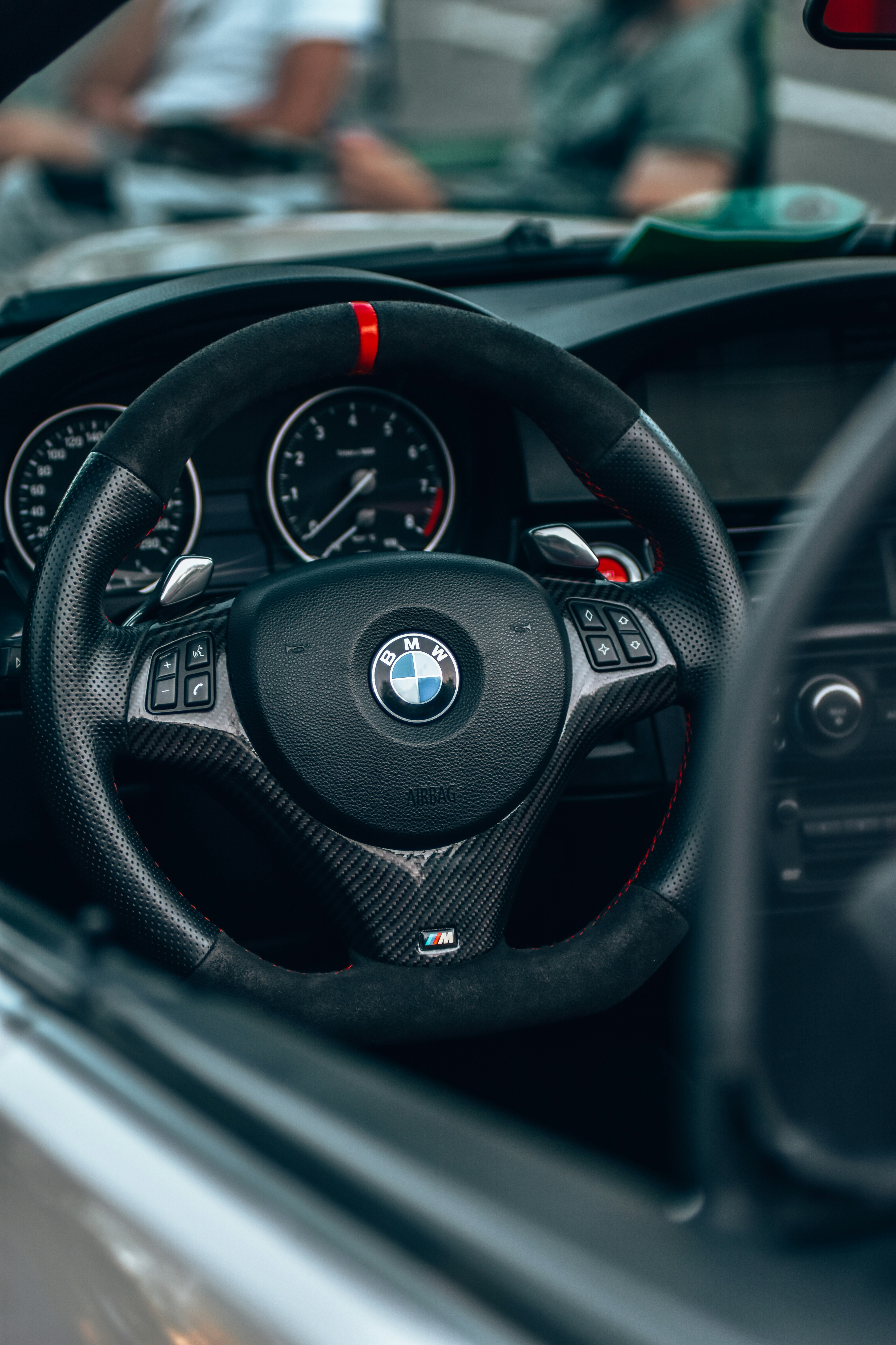 un volant et le tableau de bord d’une voiture