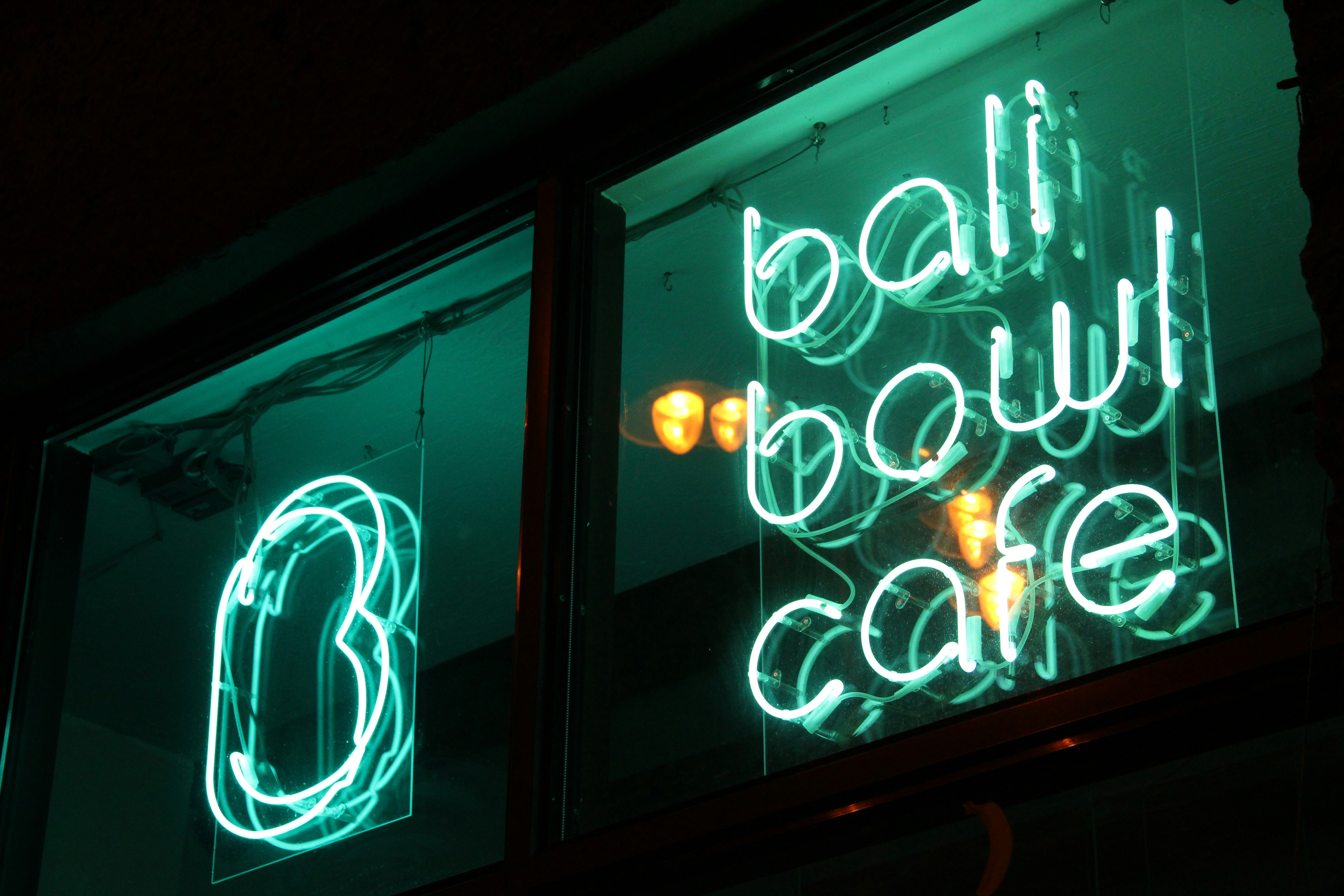 eine Leuchtreklame mit einem Wort darauf