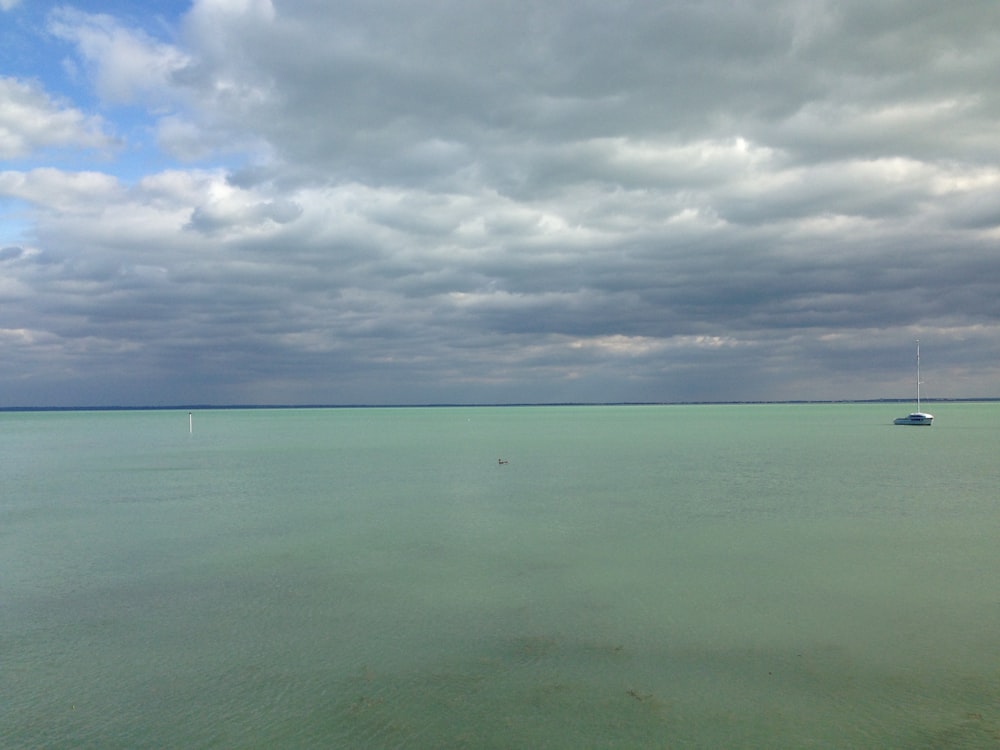 Un bateau dans l’eau