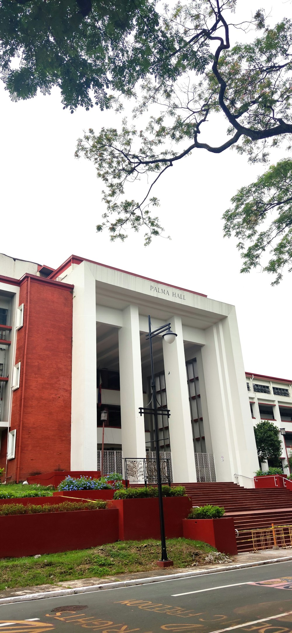 un edificio con columnas y un poste de luz frente a él