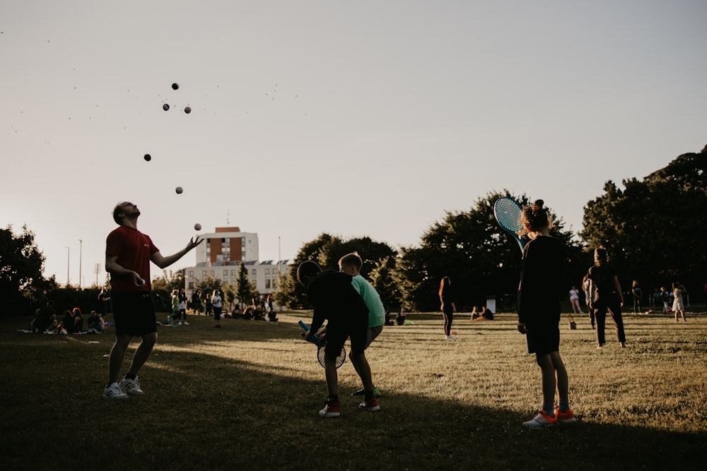 um grupo de pessoas jogando frisbee em um parque