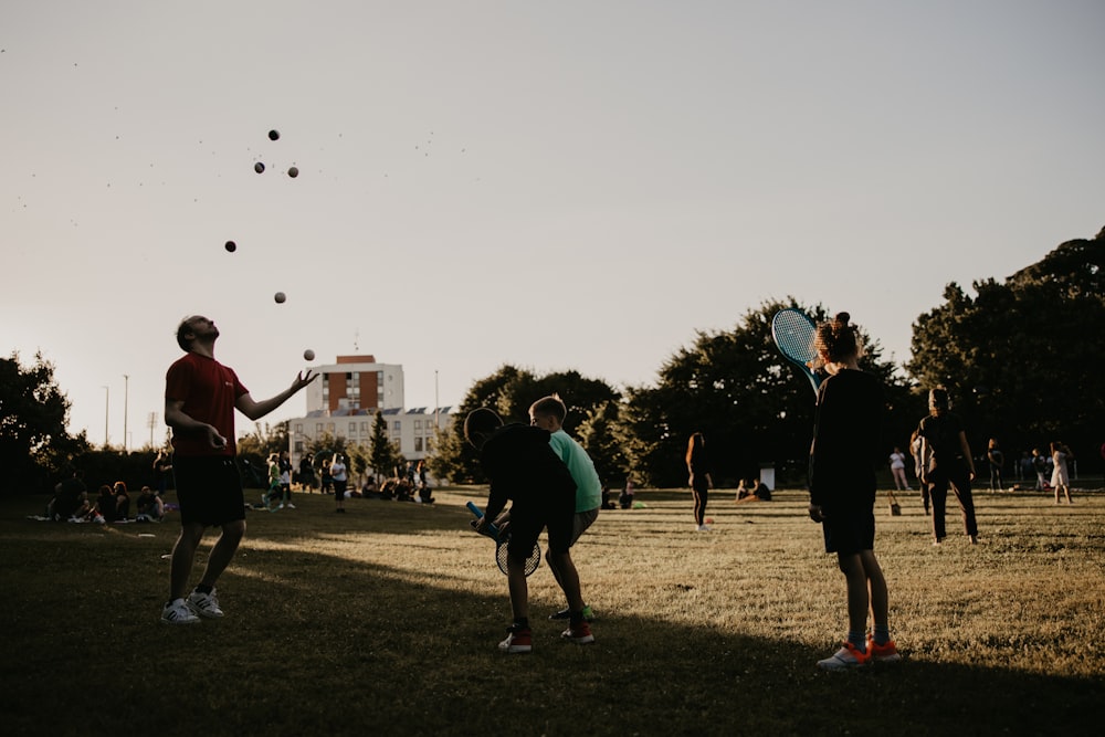 Un groupe de personnes jouant au frisbee dans un parc