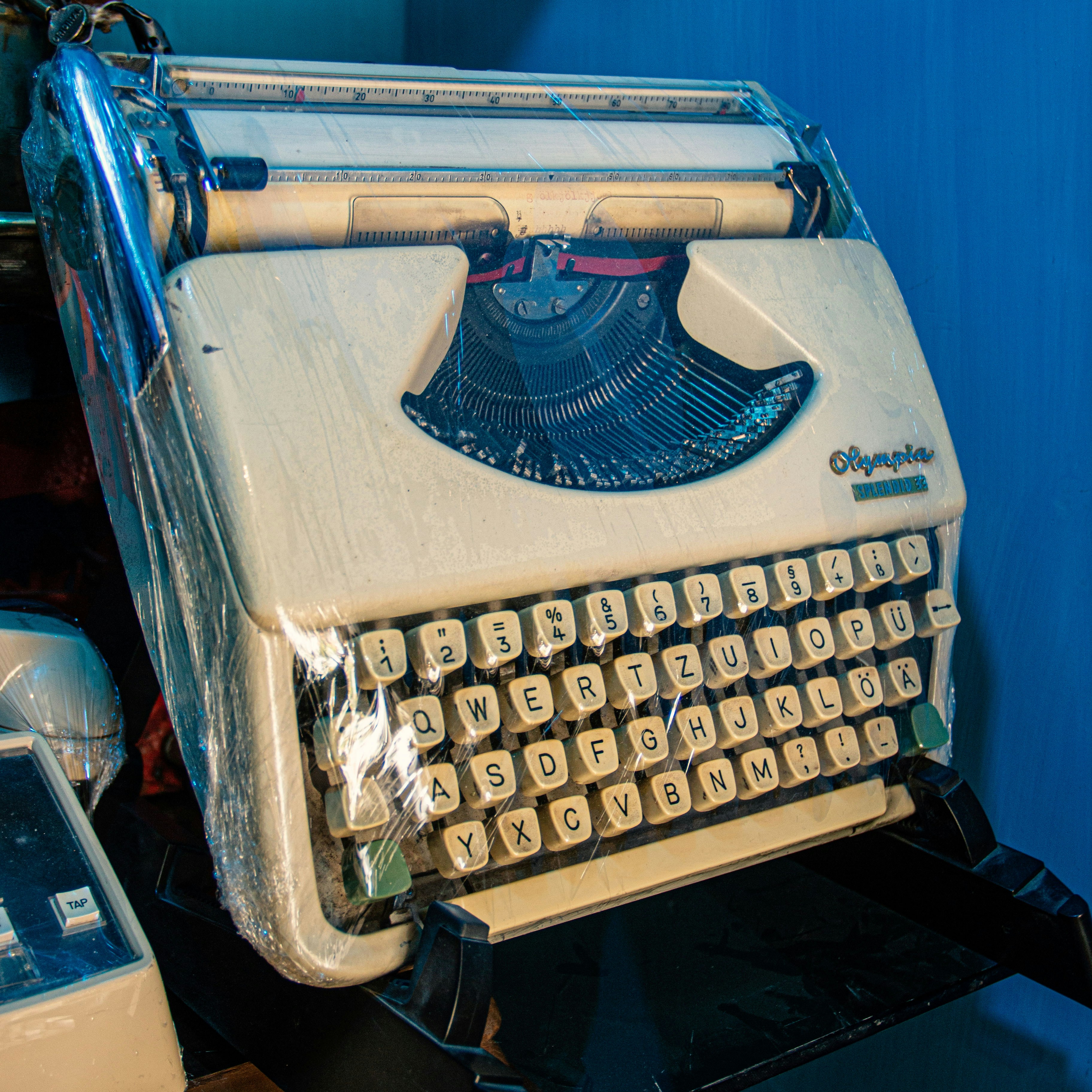 A typewriter in a box photo – Free Iran Image on Unsplash