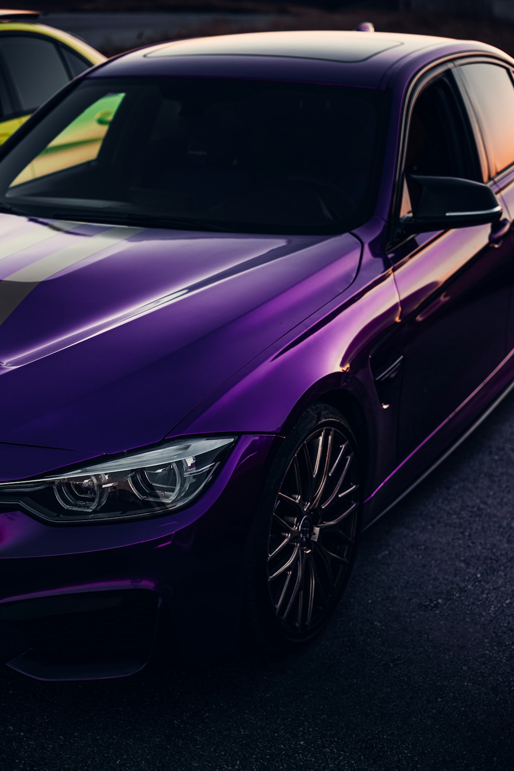駐車された紫色の車