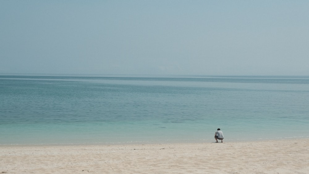 Eine Person, die am Strand sitzt