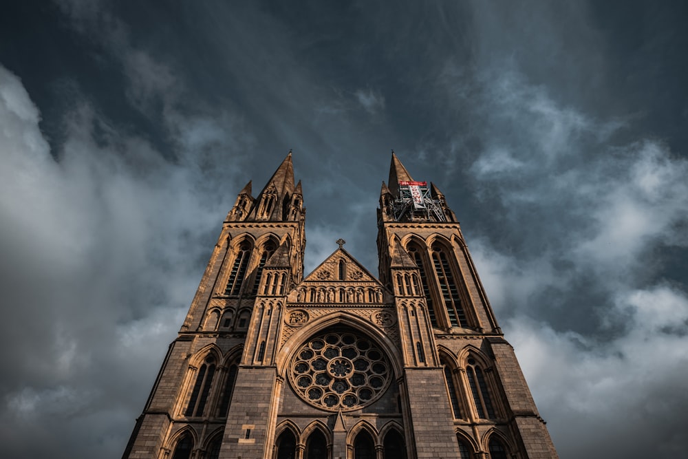 a large building with a cloudy sky