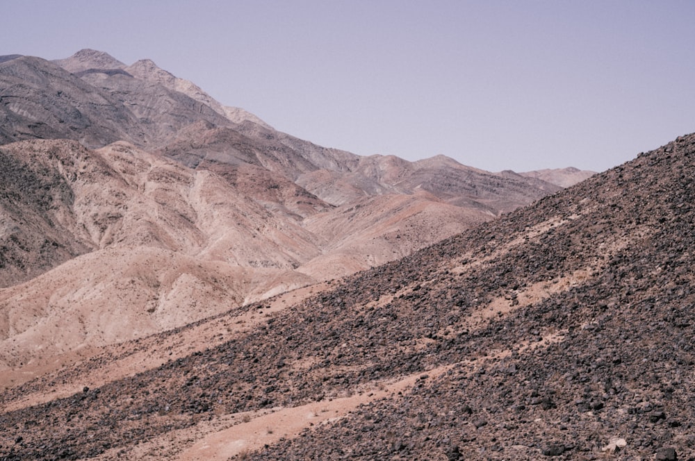 Un paisaje rocoso y árido