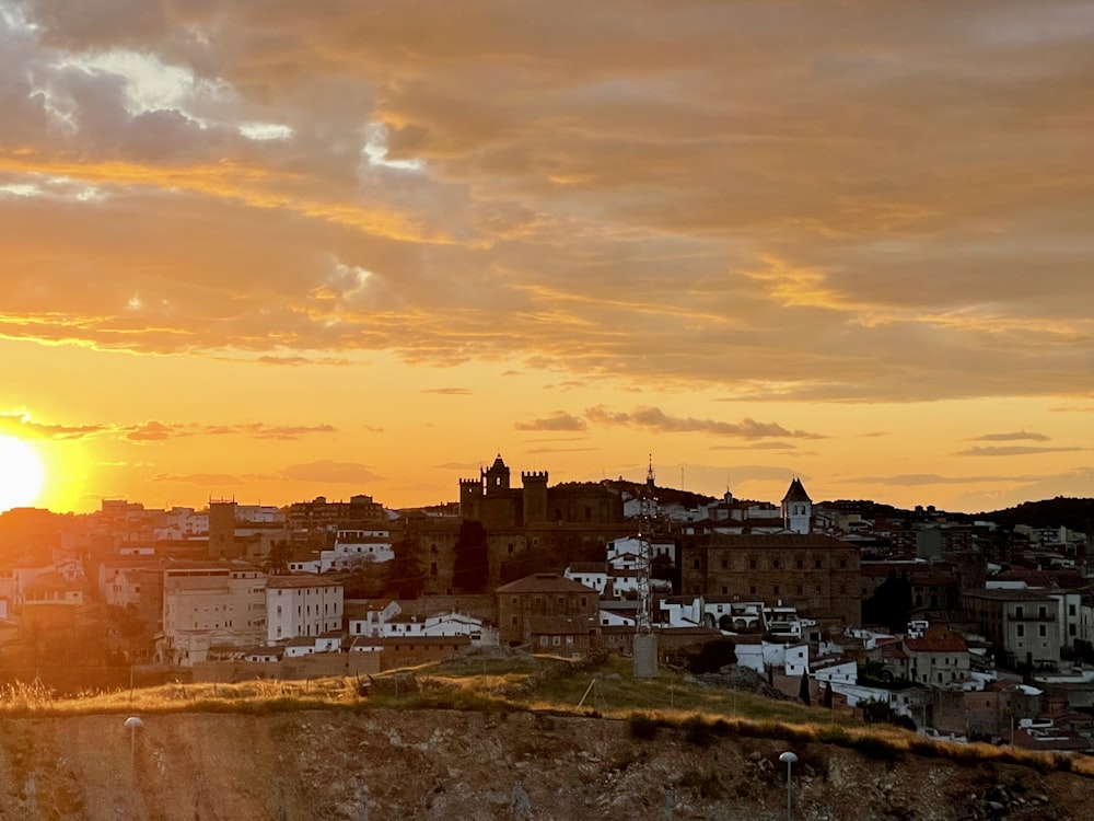 Una città con un tramonto