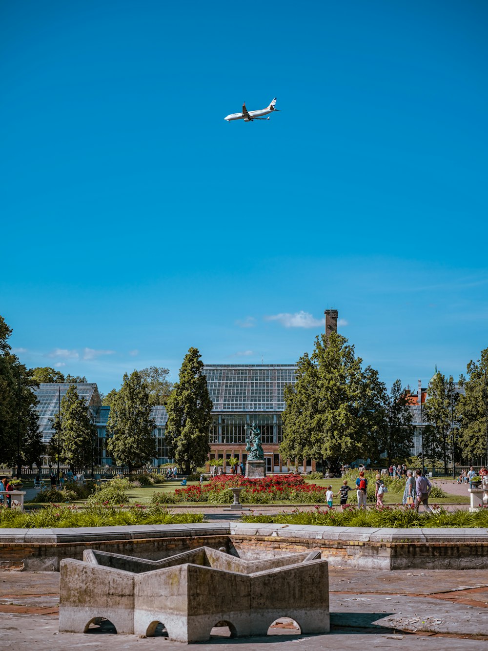 um avião voando sobre um parque