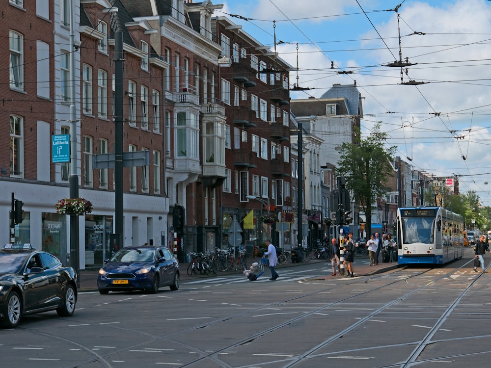 Eine Stadtstraße mit Autos und Menschen