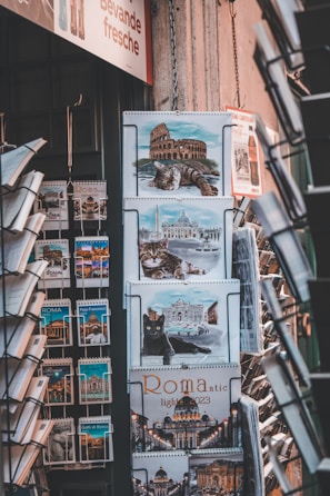 Screenshot of the Explorino flashcard interface showing Italian vocabulary with Bismark the cat mascot.