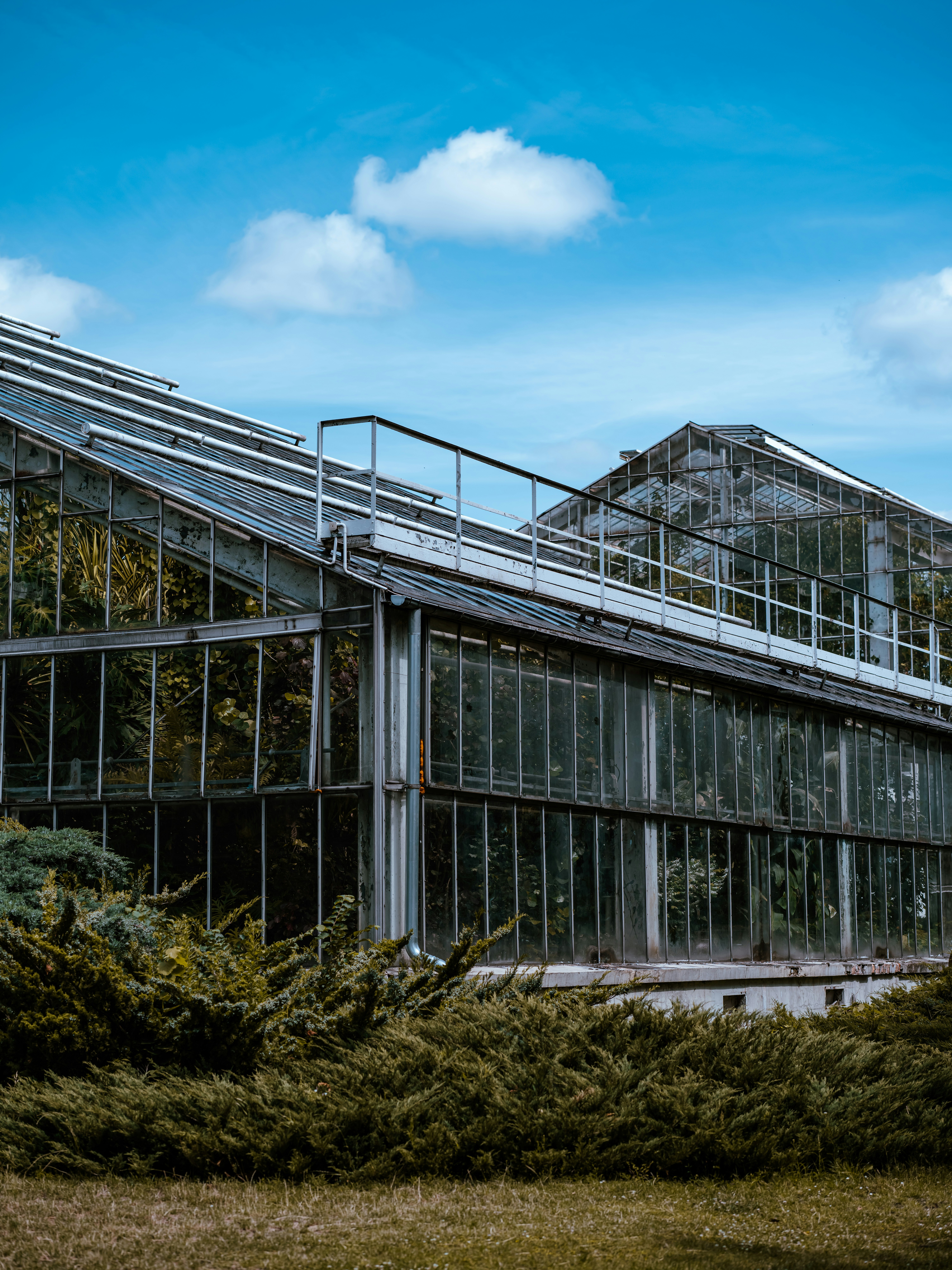 a large building with a bridge