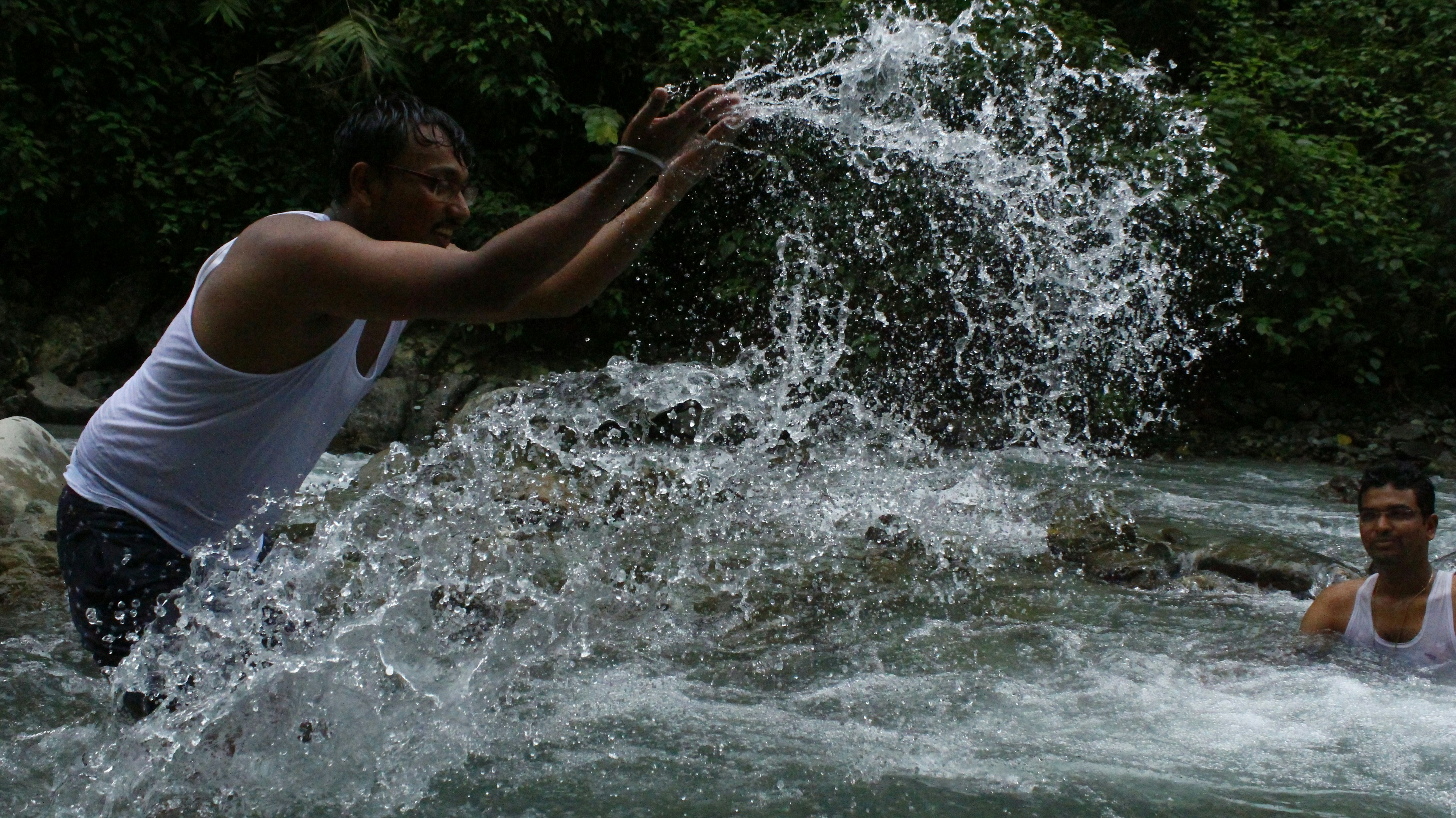 eine Person, die im Wasser spielt