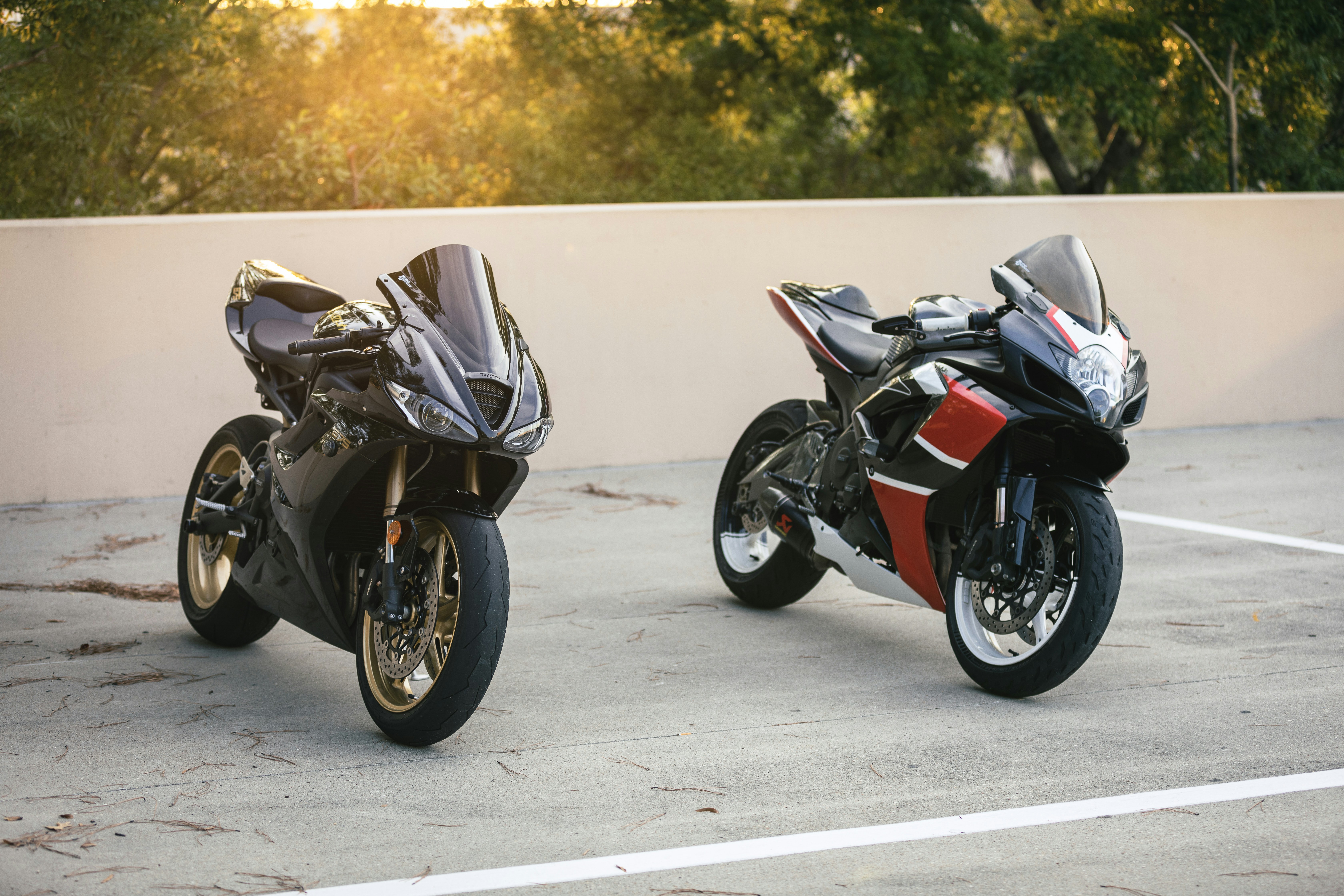 Two motorcycles parked in a parking lot photo – Free The woodlands ...