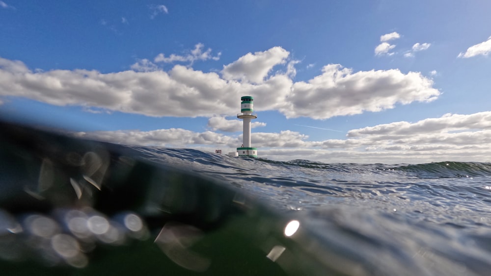 Un faro su una collina