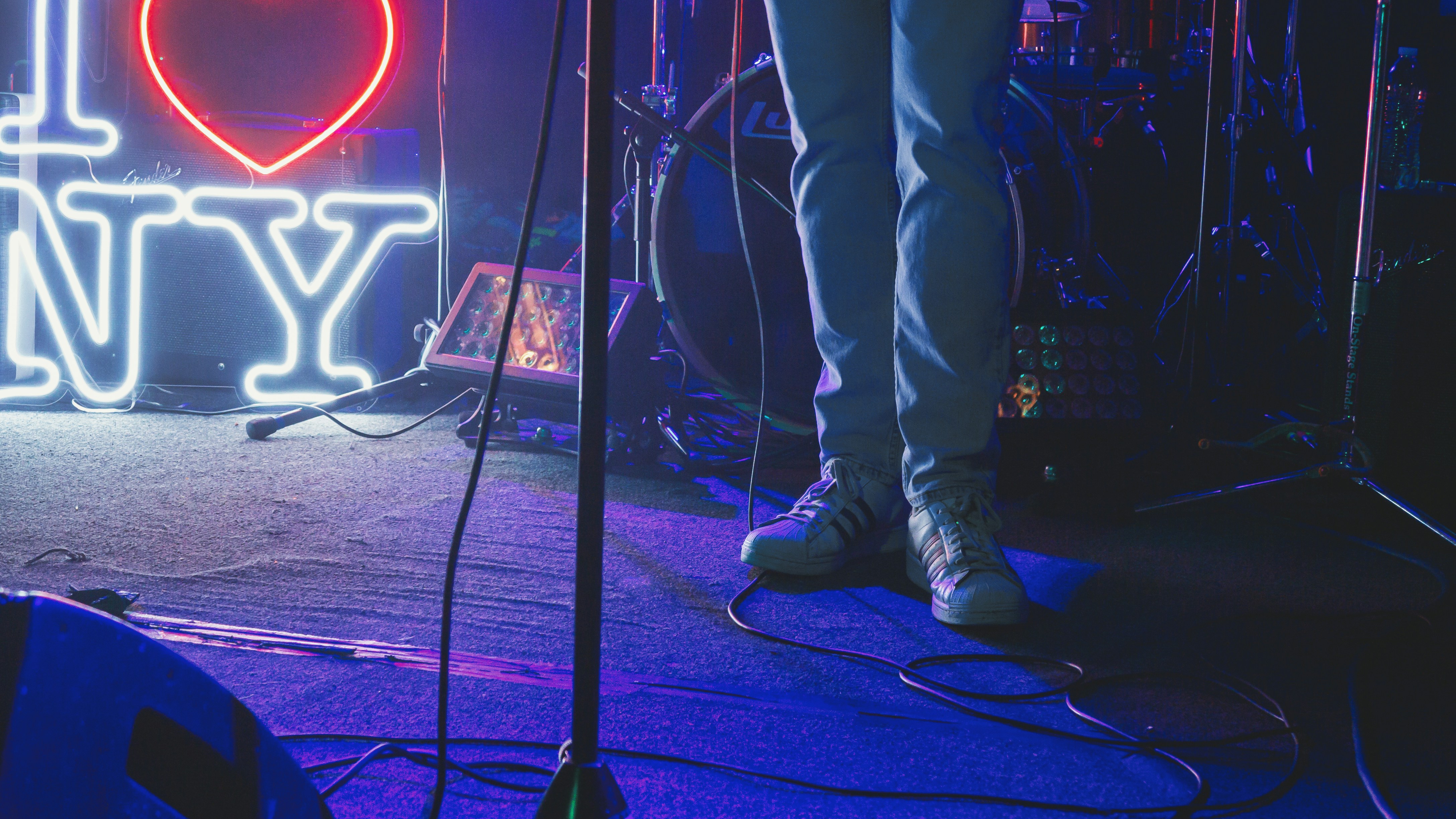 eine Person, die auf einer Bühne steht