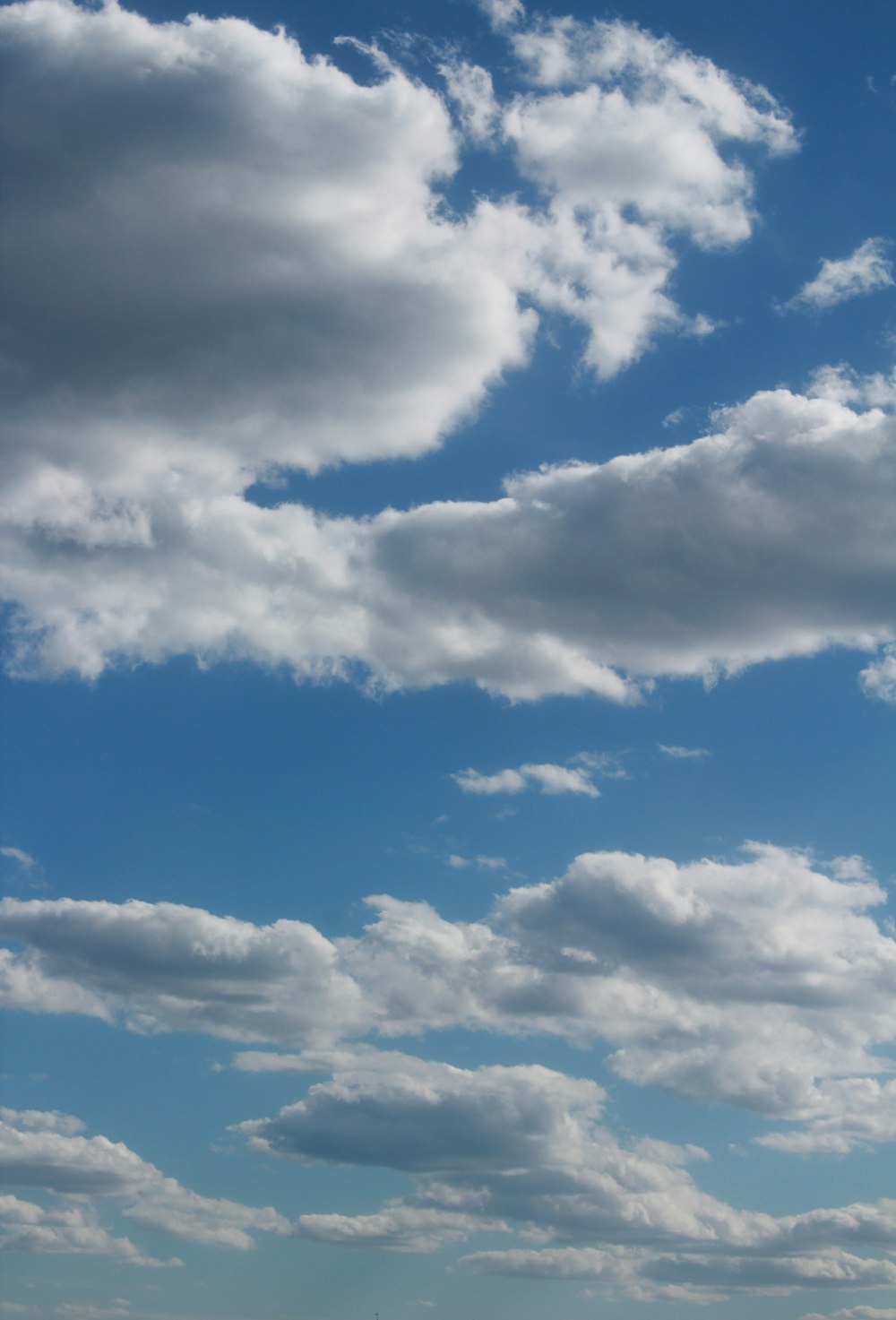 Un cielo blu con nuvole bianche