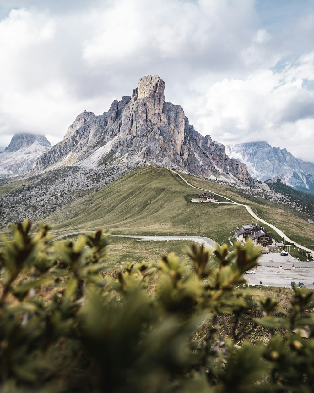 una montagna con una strada e alberi sotto