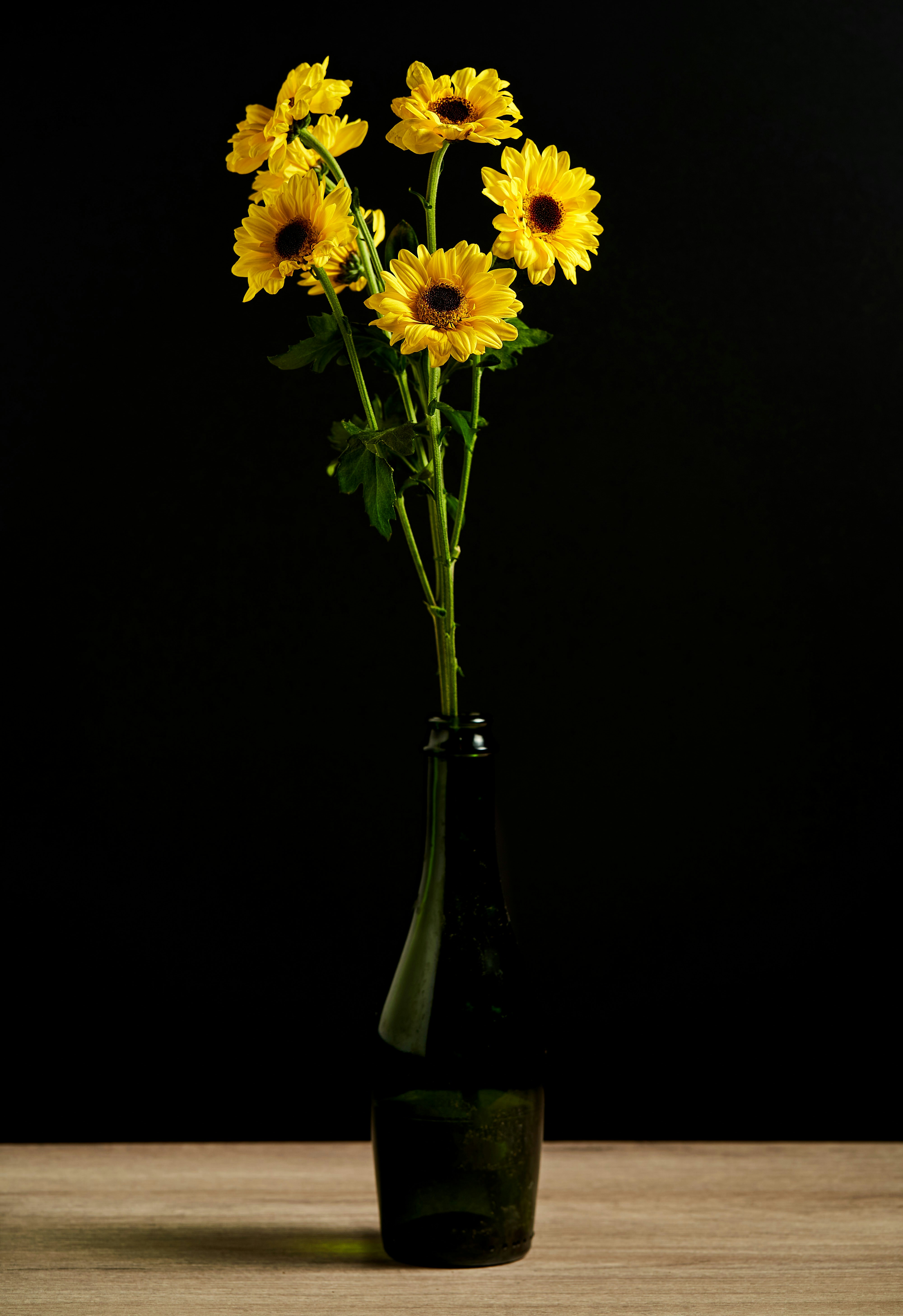 un vase aux fleurs jaunes