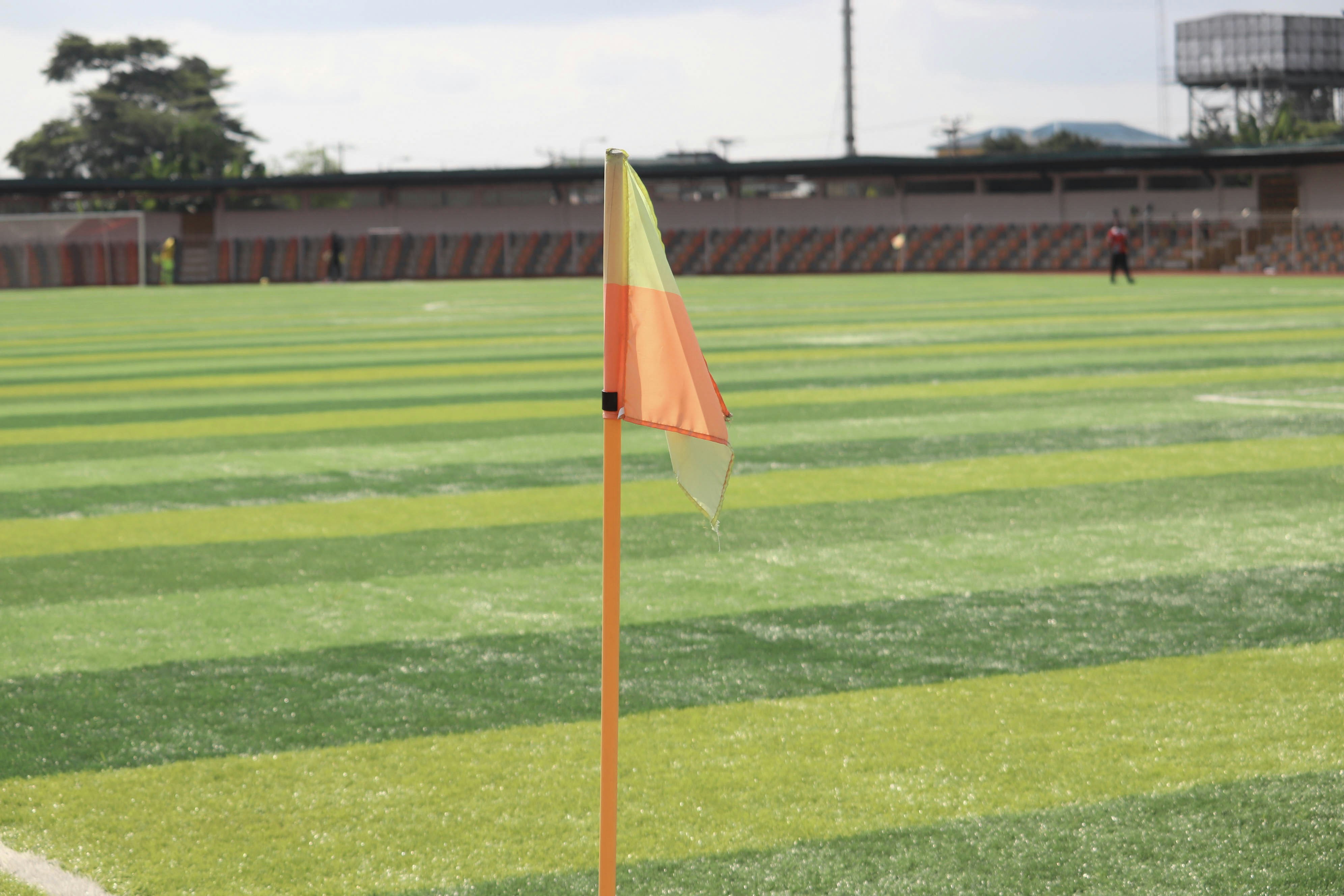Banderín de córner junto a la línea de fondo en una cancha de fútbol