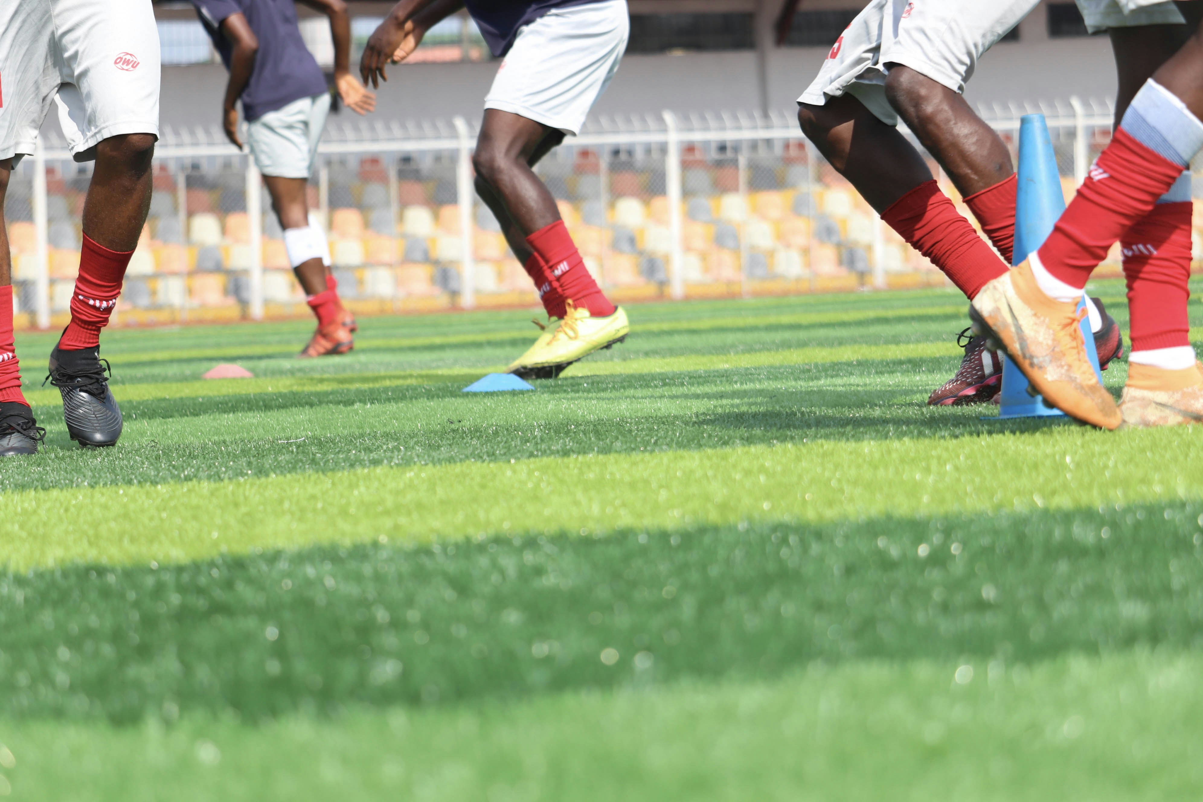 sekelompok pria bermain sepak bola