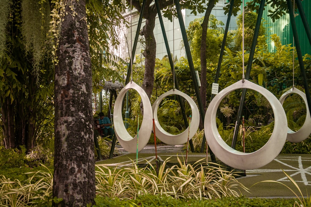 Un grupo de esculturas blancas en un bosque