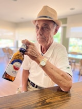 Happy retired person reviewing loan options with a bem cash specialist.