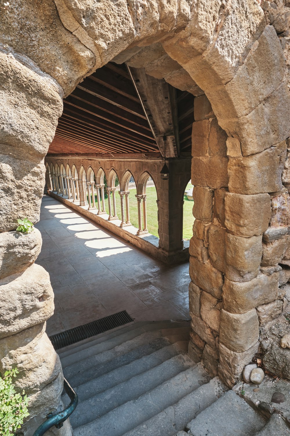 una passerella di pietra con un arco di pietra