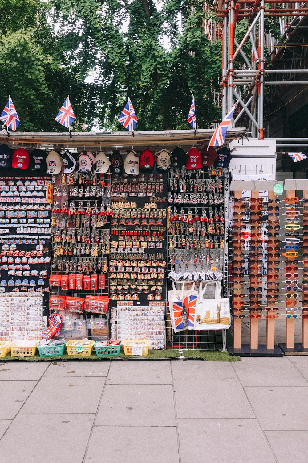 Un magasin avec de nombreux articles sur les étagères