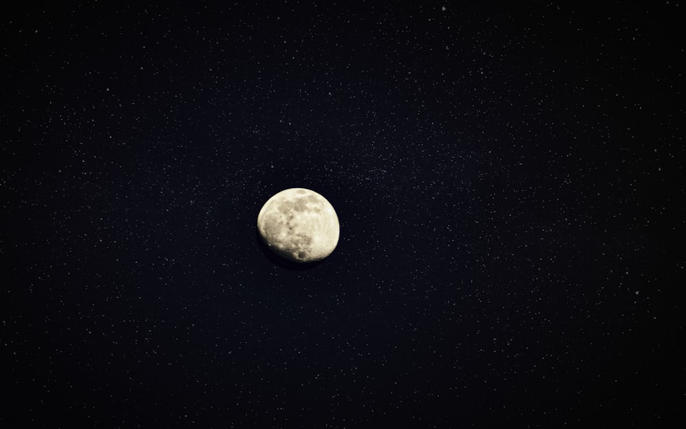 Una luna nel cielo
