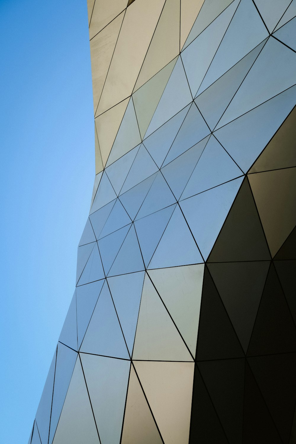 Un edificio alto con un cielo azul