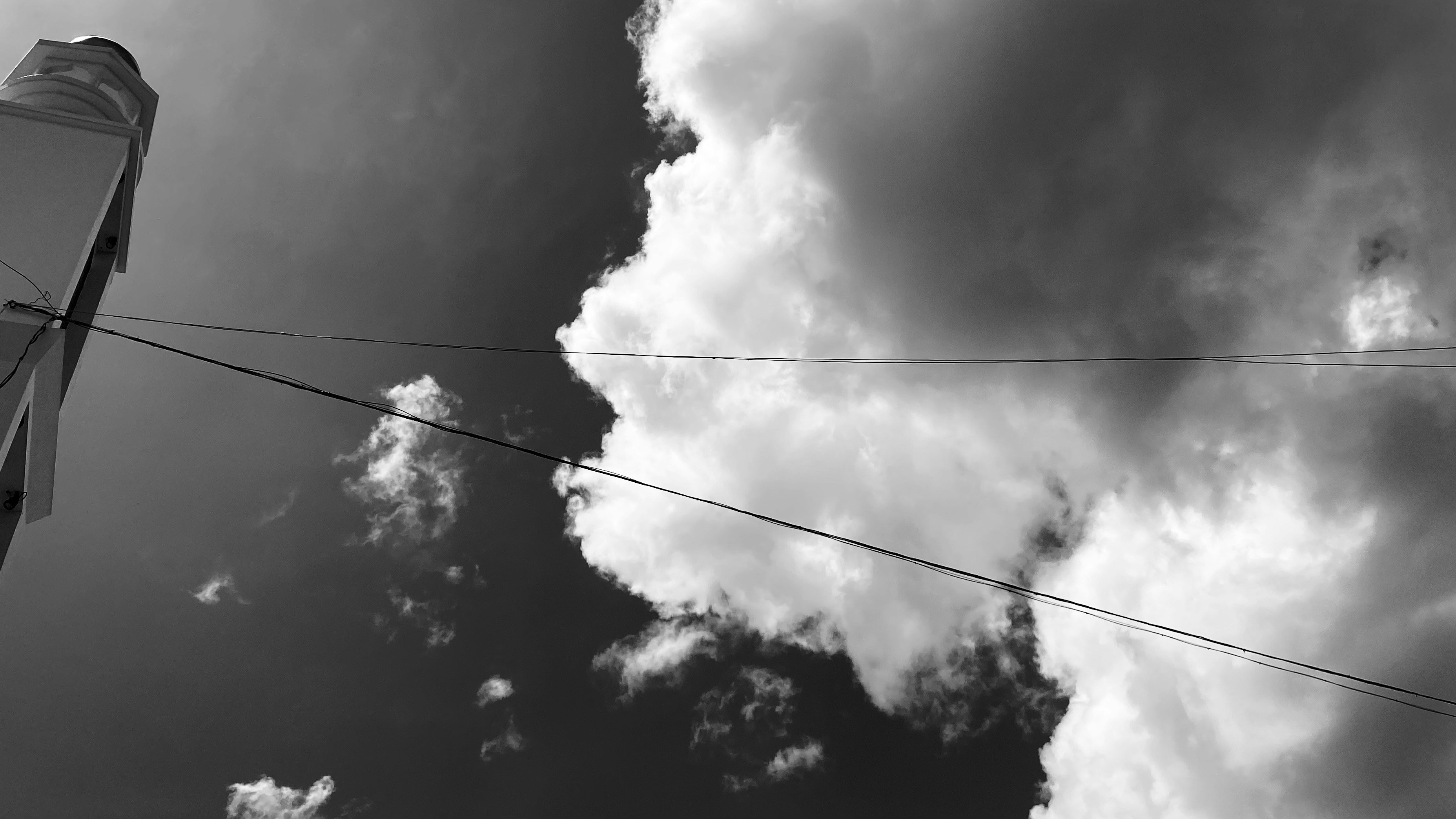 Günlük işlerinden kopmuş, kafası bulutların arasındaymış gibi betimlenen, hayallere dalmış ve dikkati dağılmış bir kişinin sürrealist stok fotoğrafı.