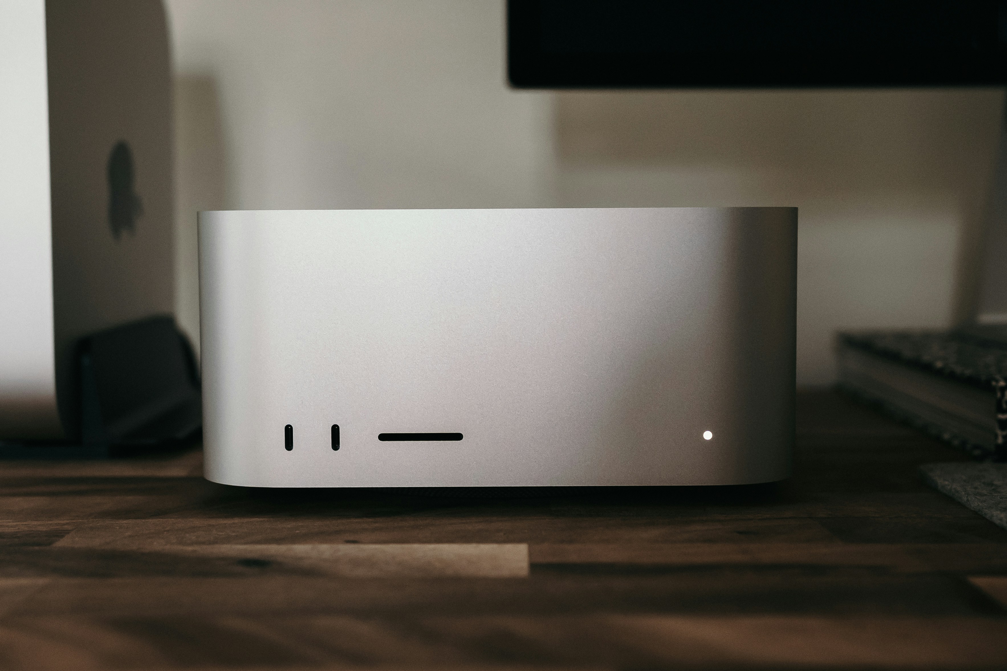  Portrait of a Mac Studio on a wooden desk.
