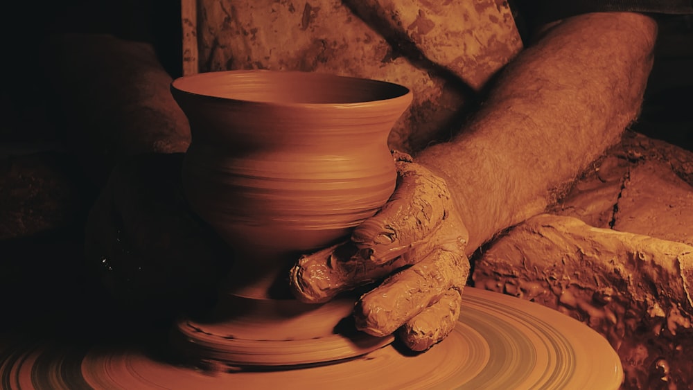 una taza de café en una mesa