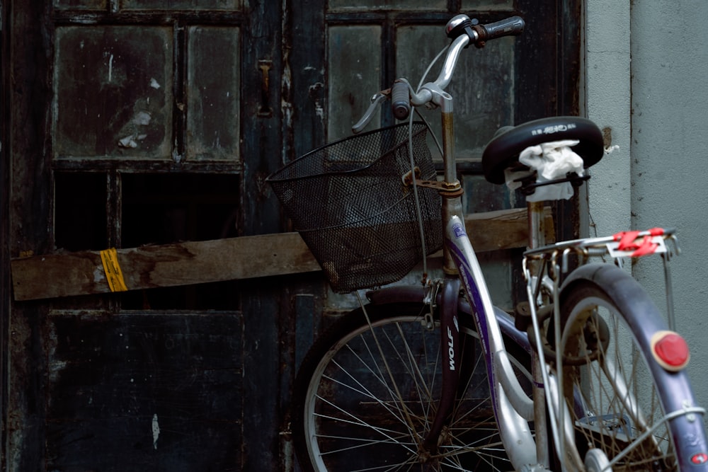 uma bicicleta está estacionada em frente a uma porta