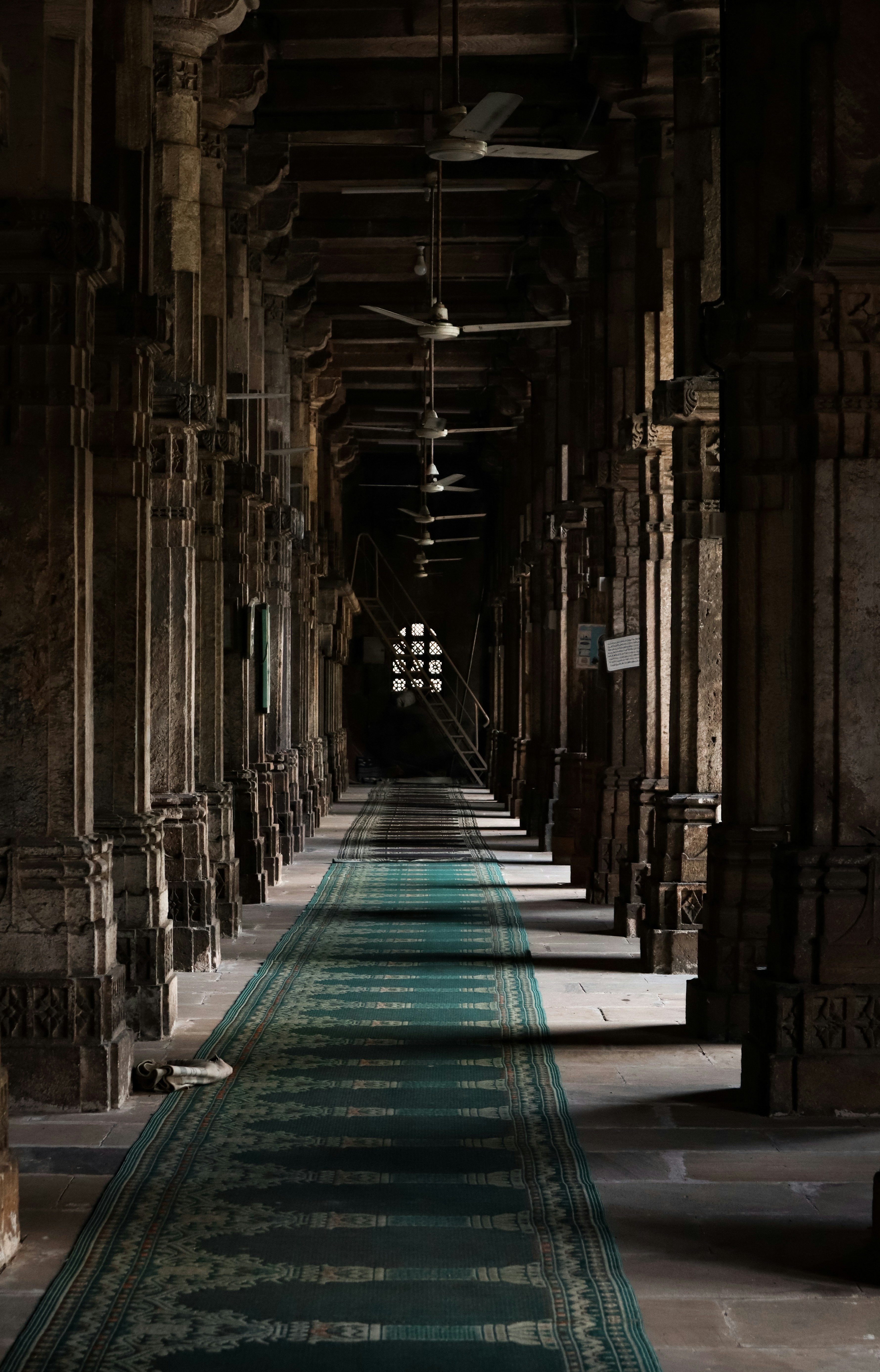 a narrow alley way with graffiti on the walls