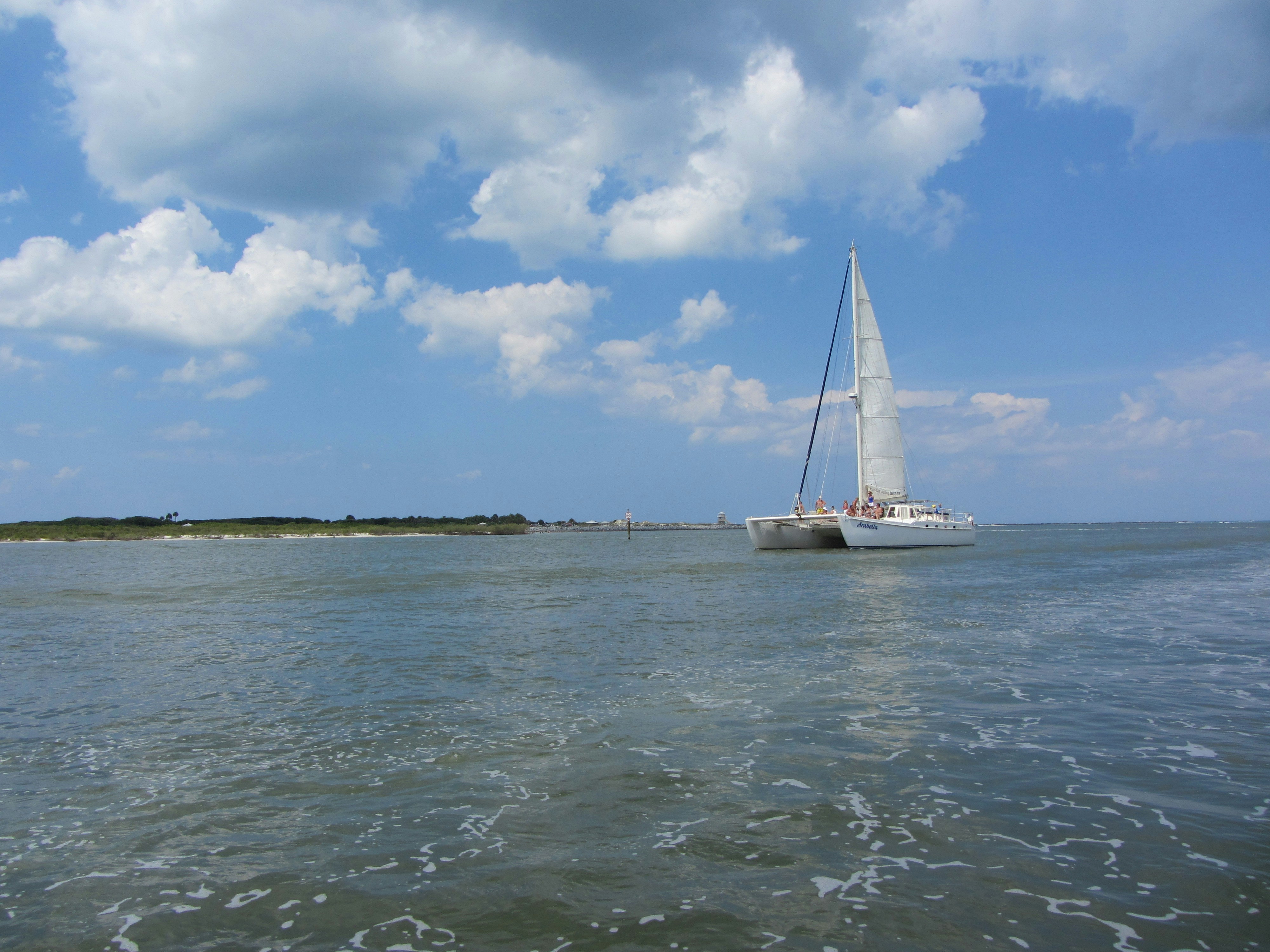 물 위에 두 척의 범선