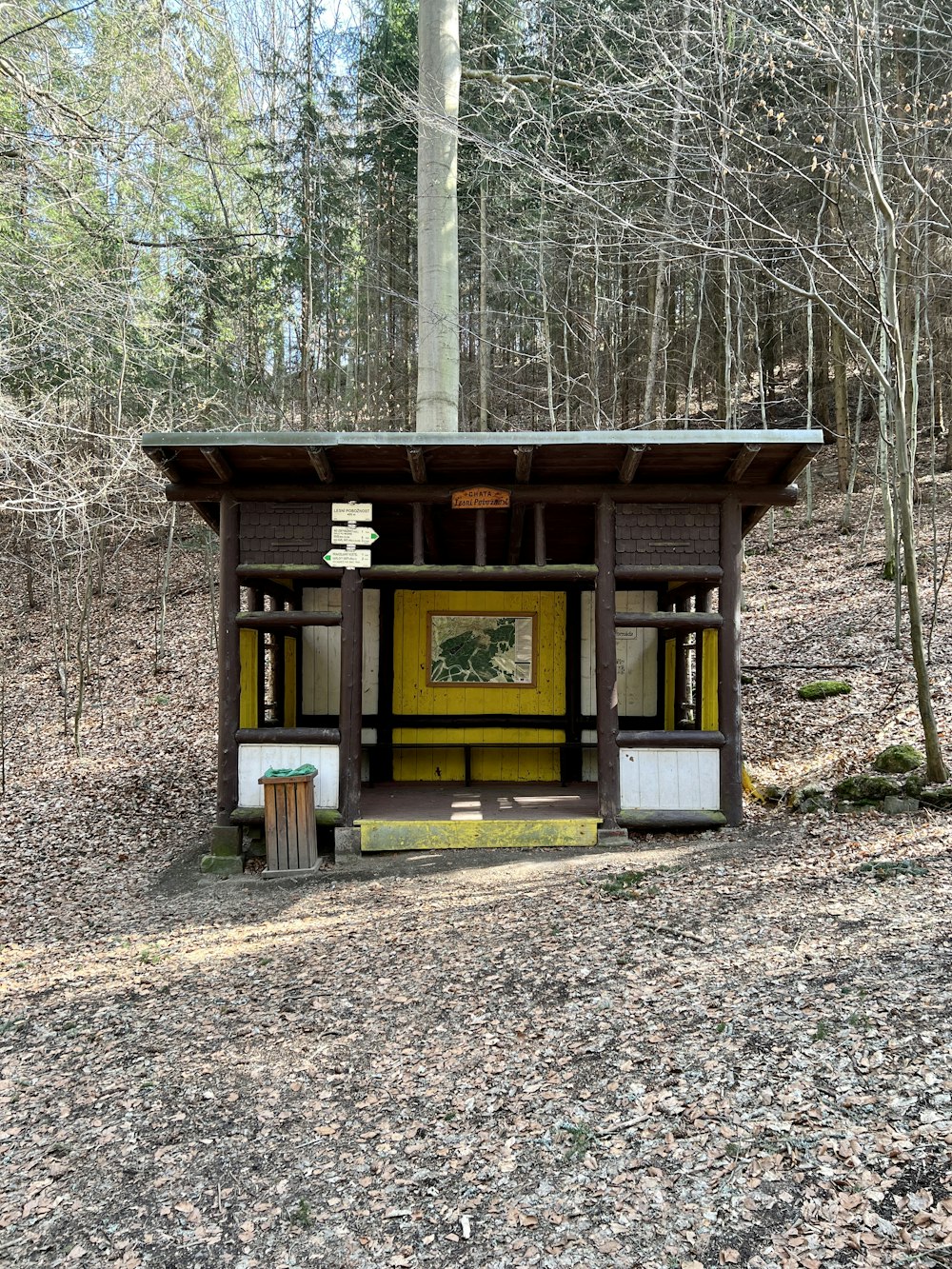 Ein kleines Holzgebäude im Wald