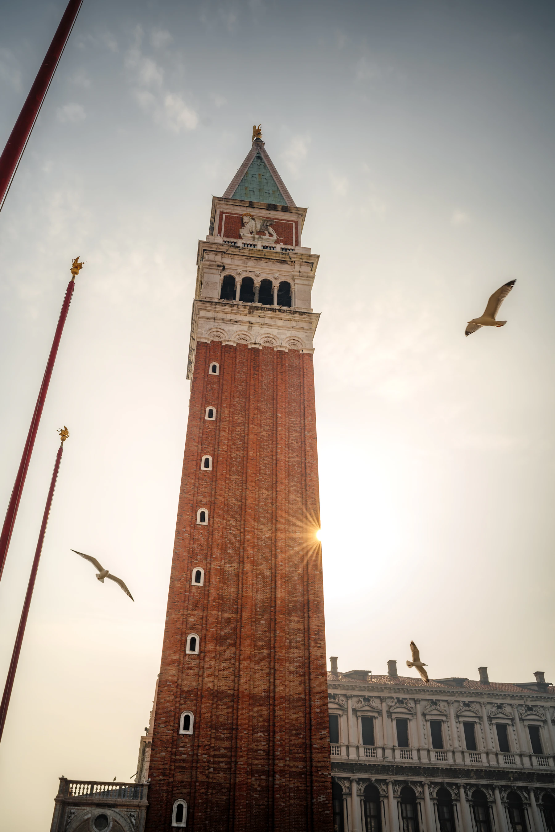 Campanile di San Marco am Markusplatz bei Sonnenuntergang