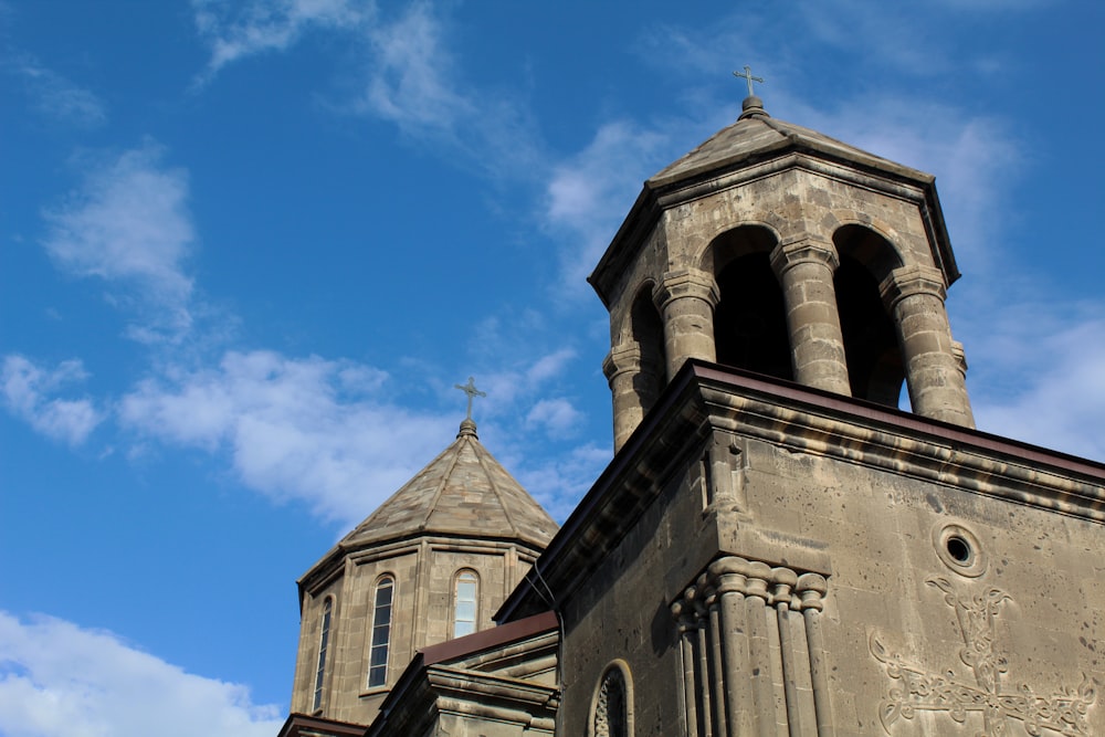 un bâtiment avec une tour et une croix au sommet