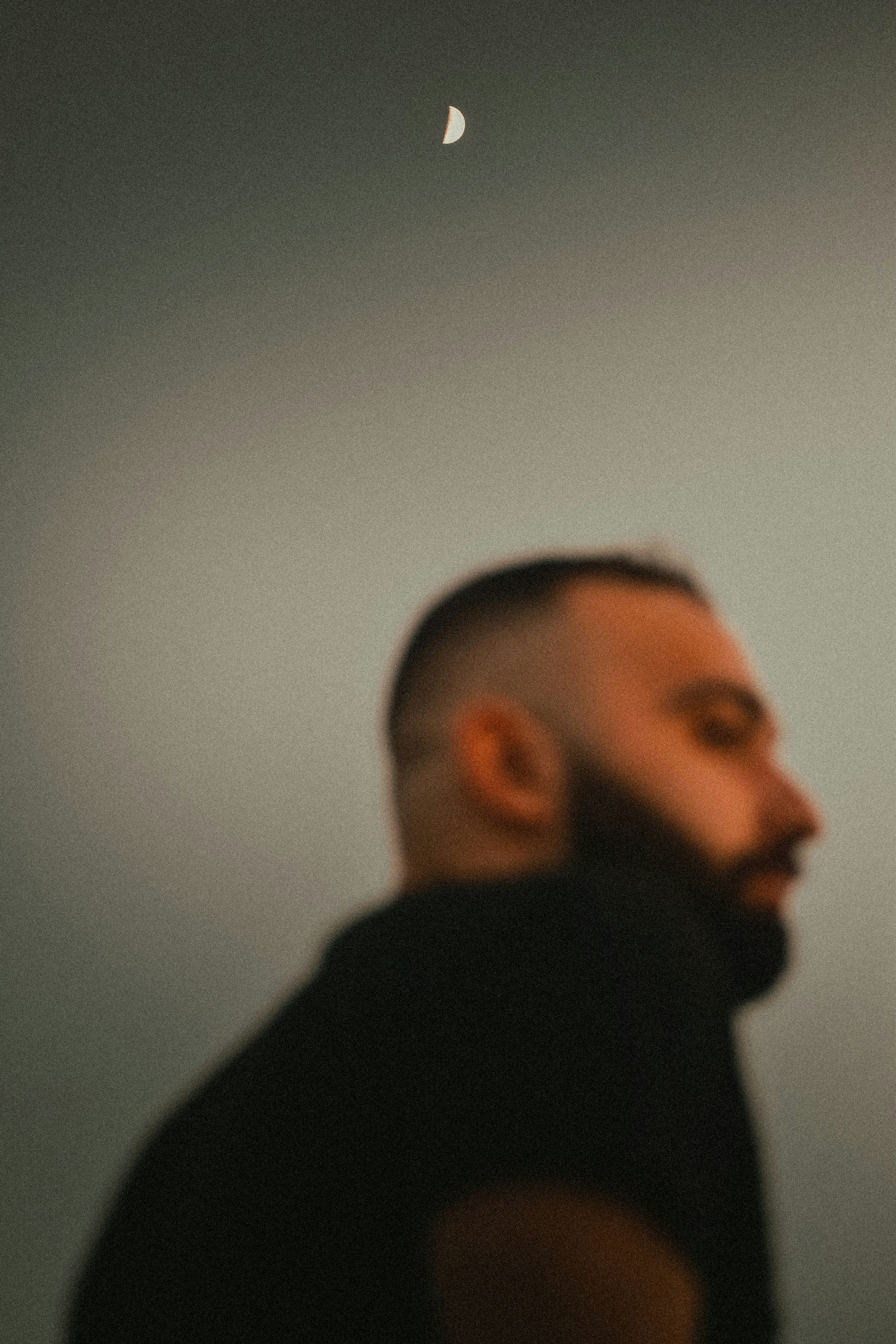 Un hombre mirando la pantalla de una computadora