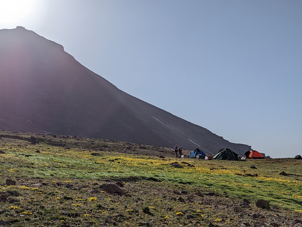 un groupe de personnes sur une montagne