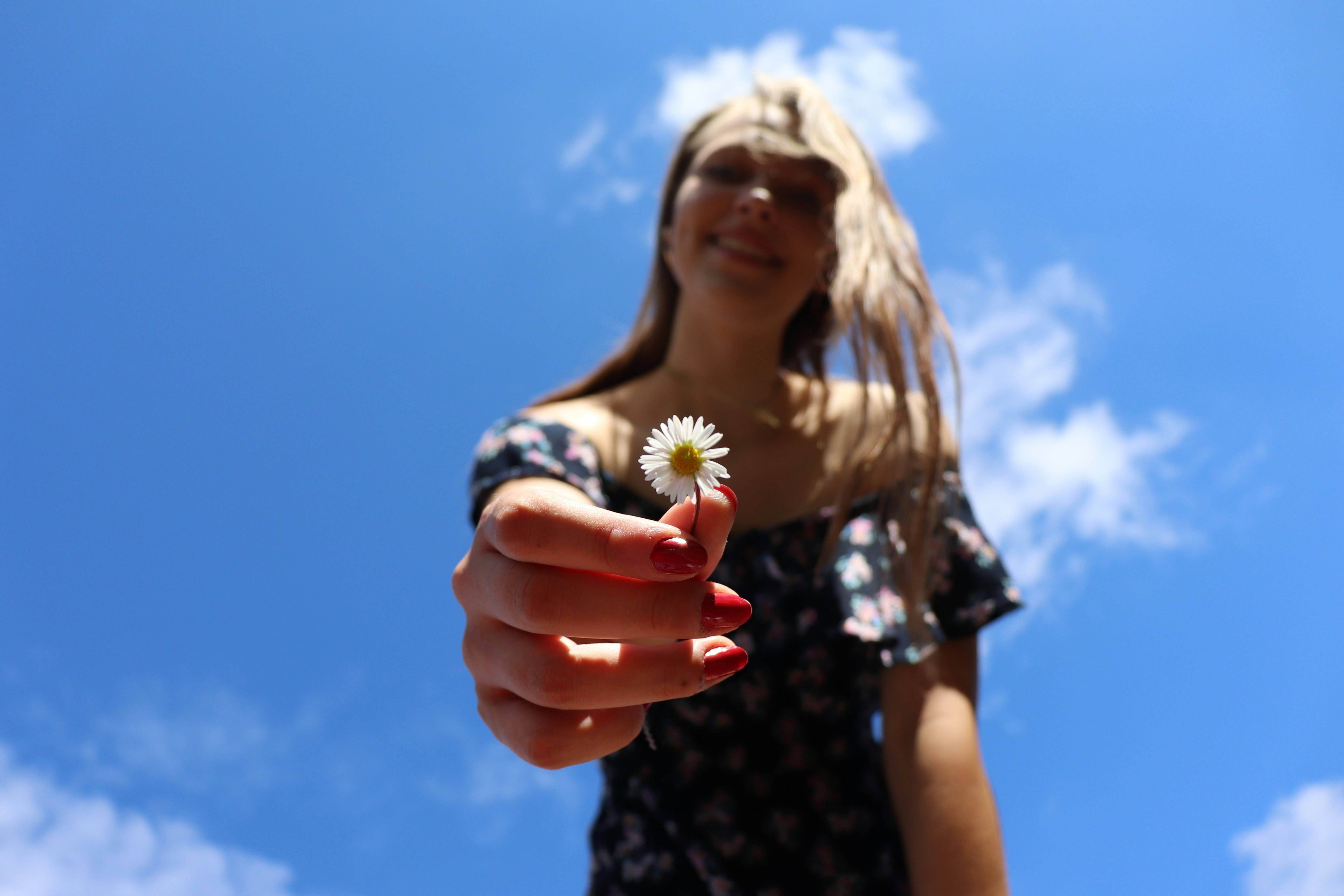 Eine Frau mit einer Blume in der Hand