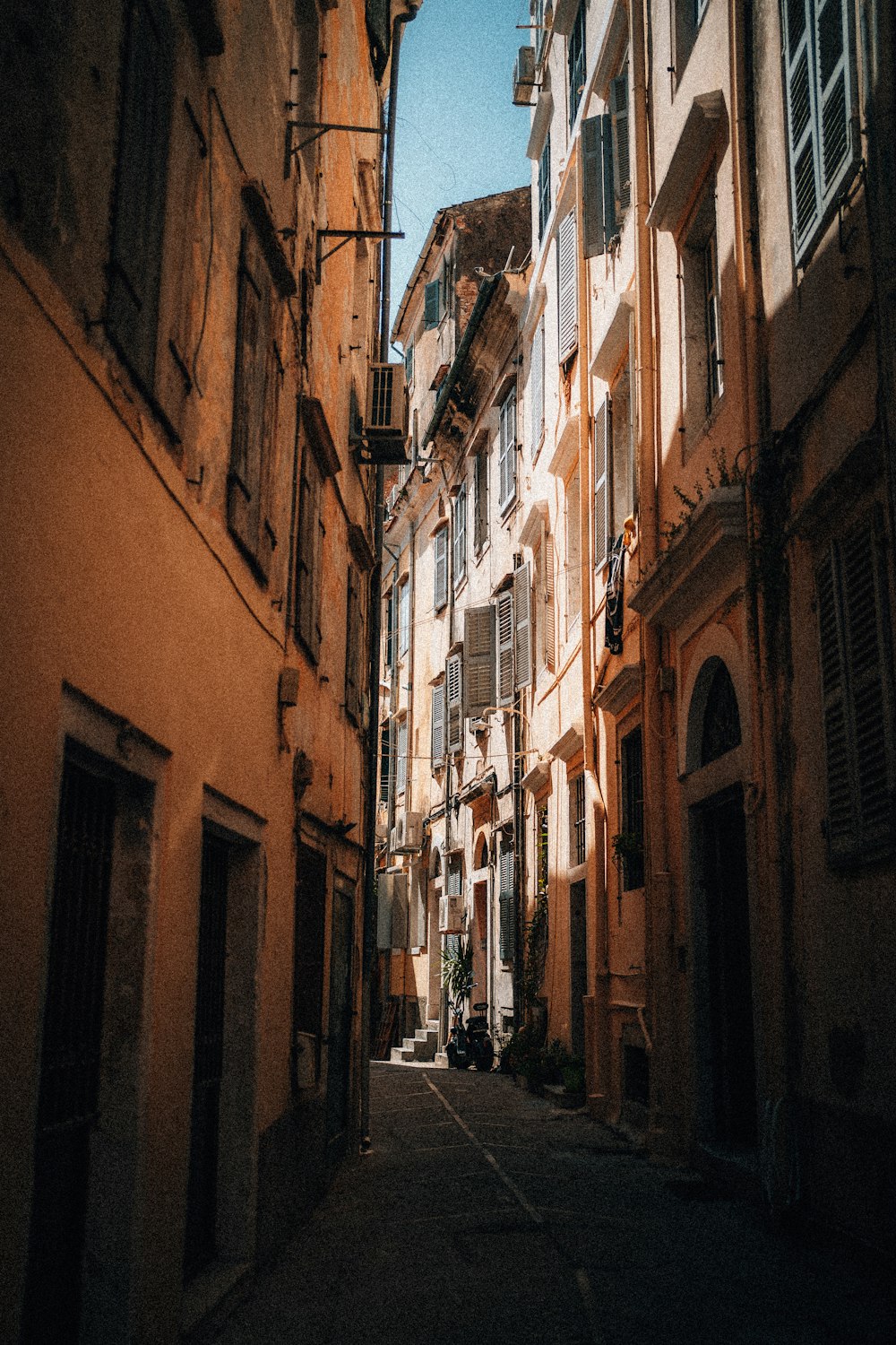 a narrow street between two buildings