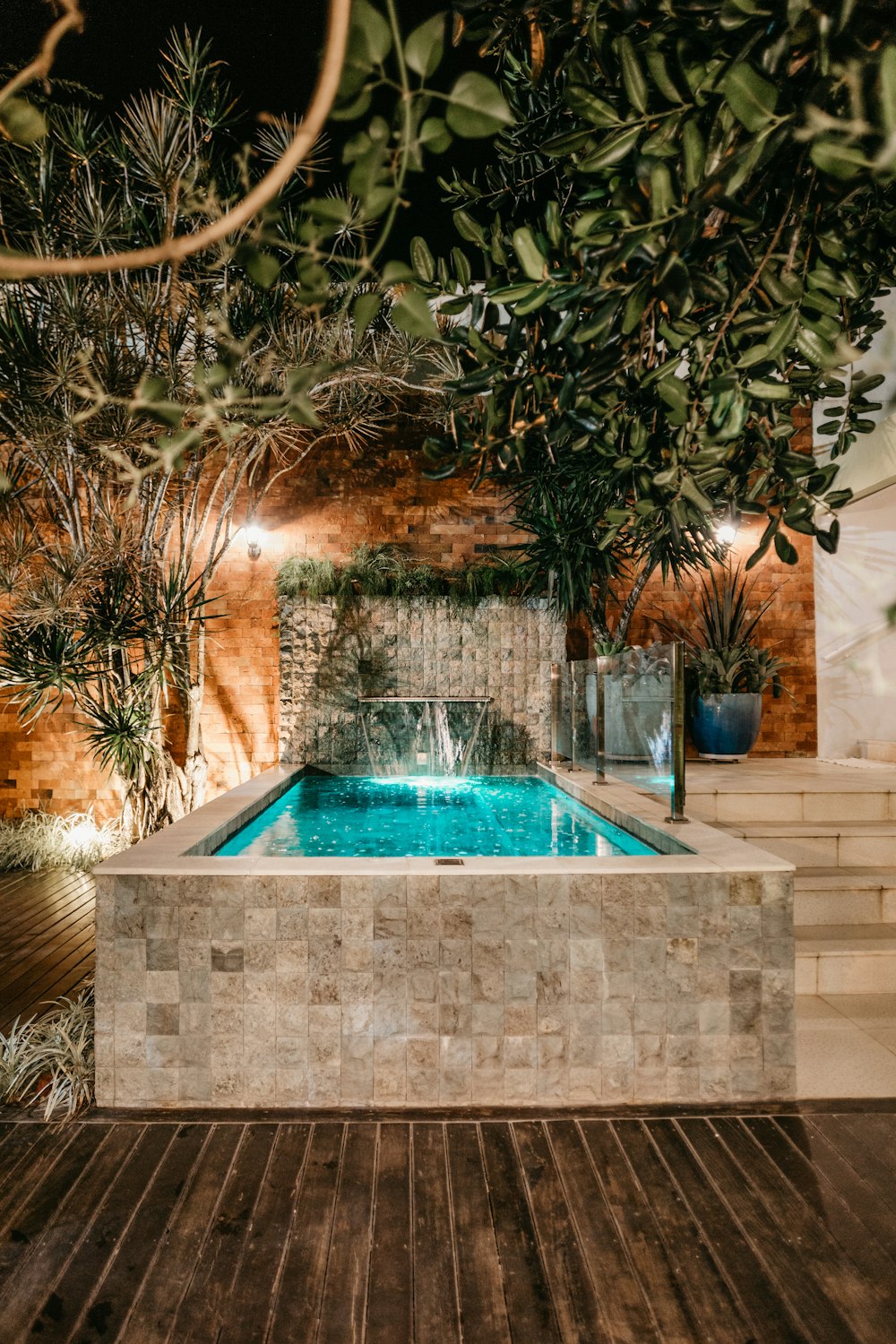 una pequeña piscina en un patio trasero