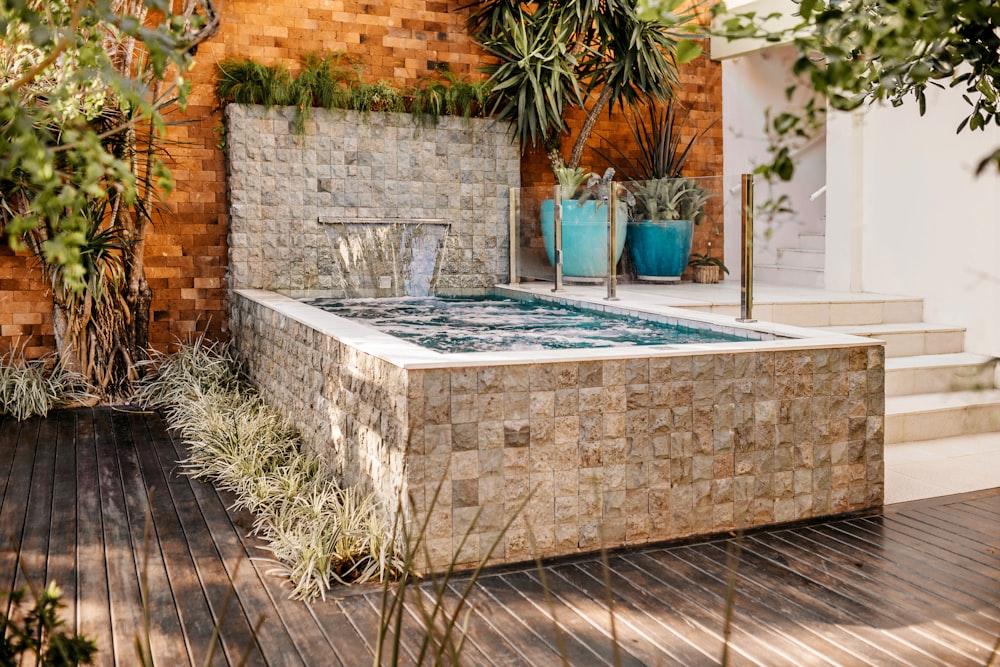 una pequeña piscina en un patio trasero