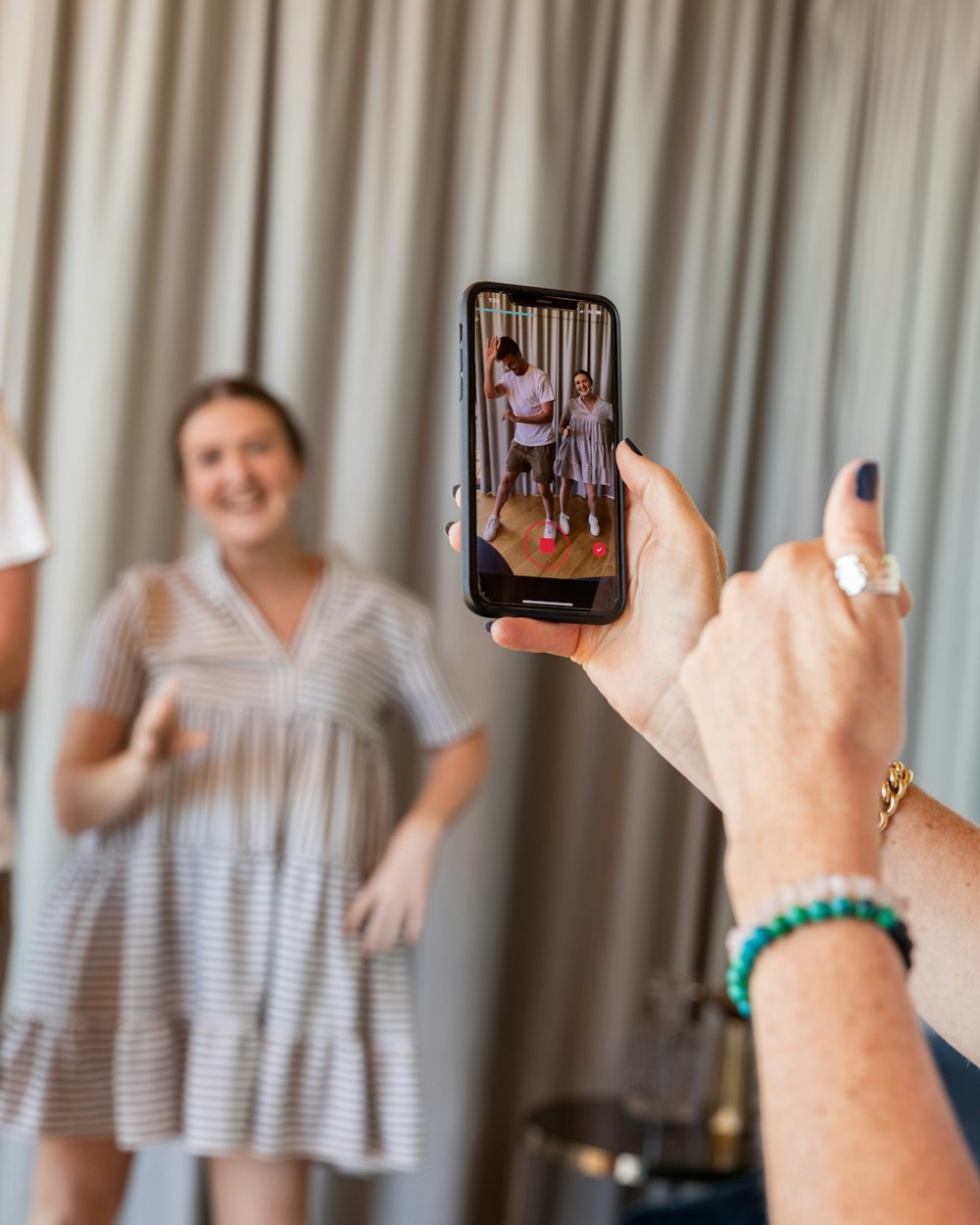 Una mujer sosteniendo una foto de un hombre